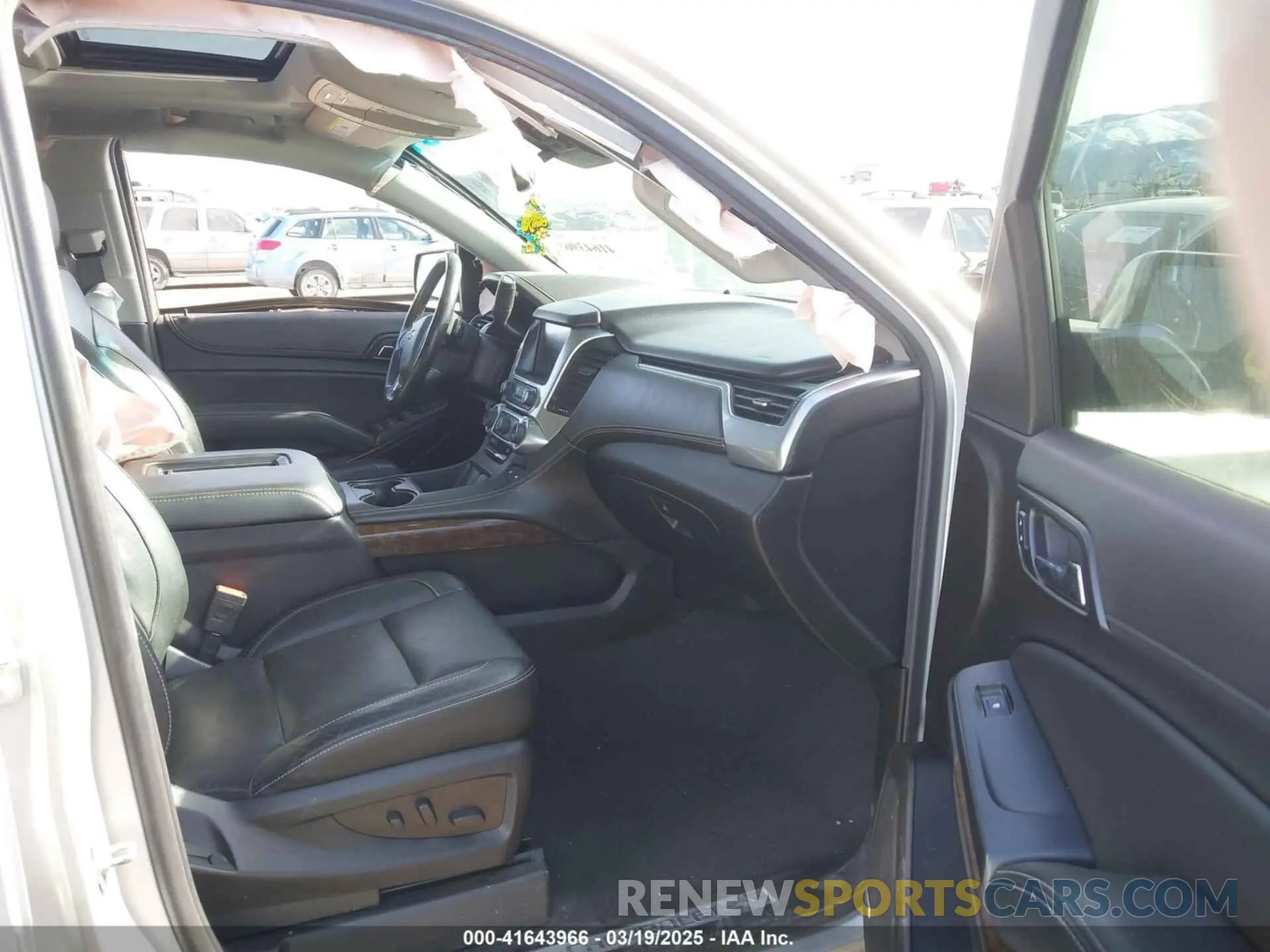 5 Photograph of a damaged car 1GNSKBKC4KR388622 CHEVROLET TAHOE 2019