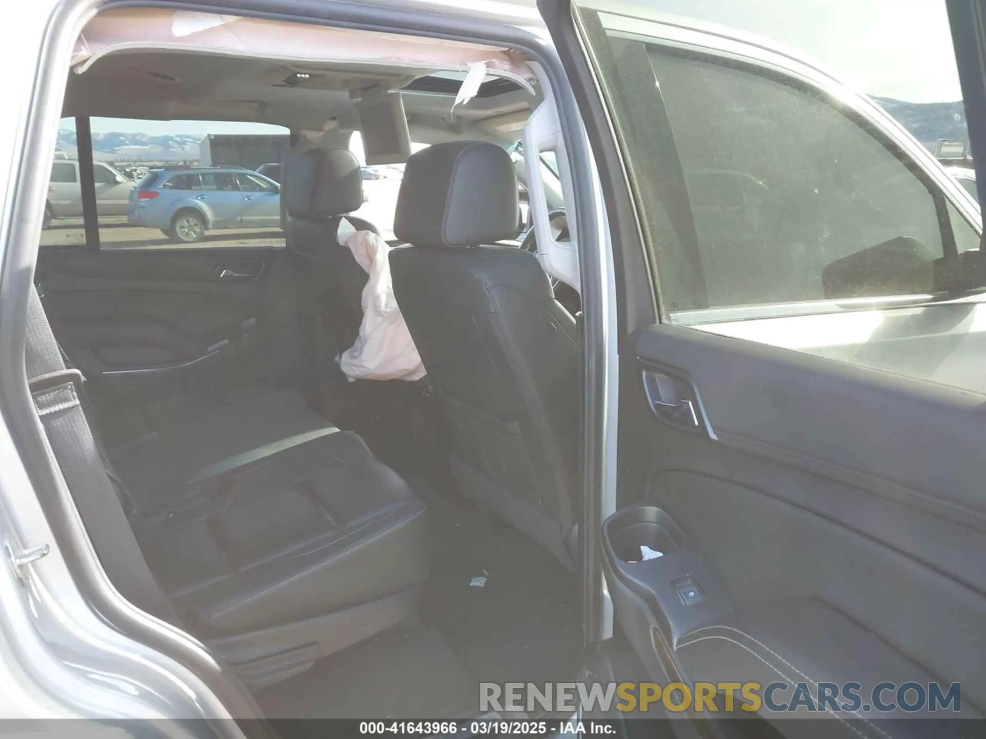 8 Photograph of a damaged car 1GNSKBKC4KR388622 CHEVROLET TAHOE 2019