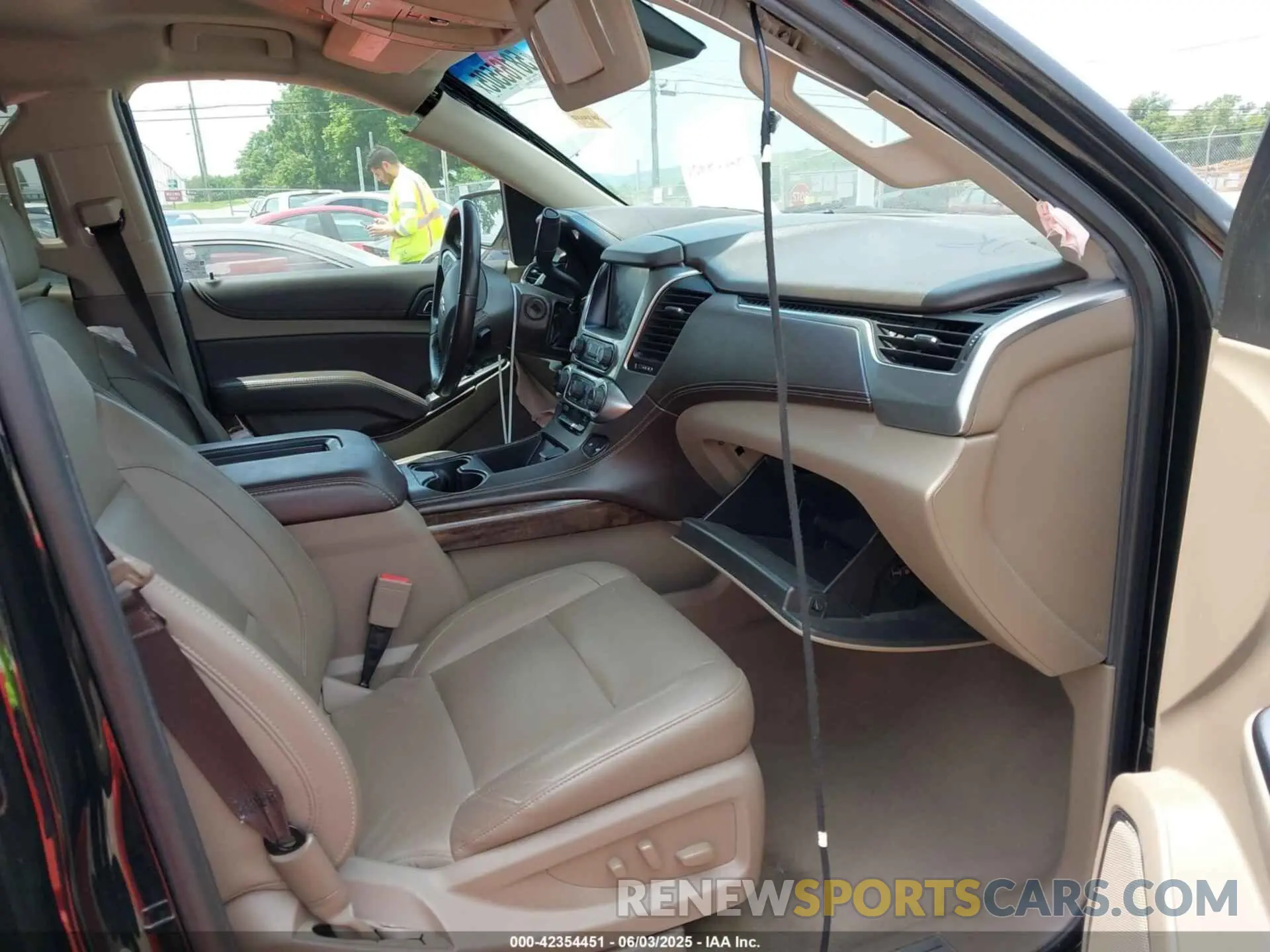 5 Photograph of a damaged car 1GNSKBKC5KR388869 CHEVROLET TAHOE 2019