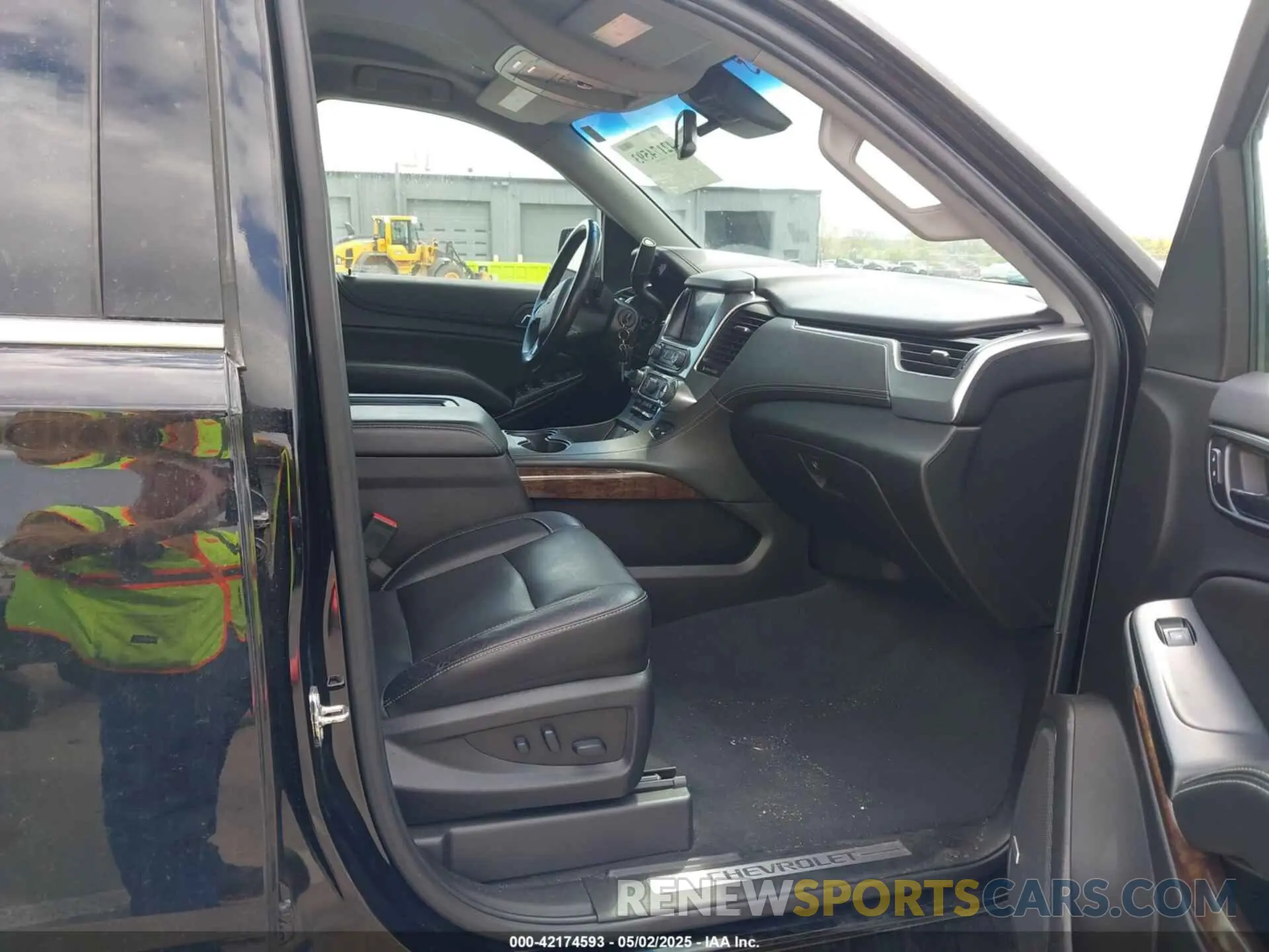 5 Photograph of a damaged car 1GNSKBKC6KR266831 CHEVROLET TAHOE 2019