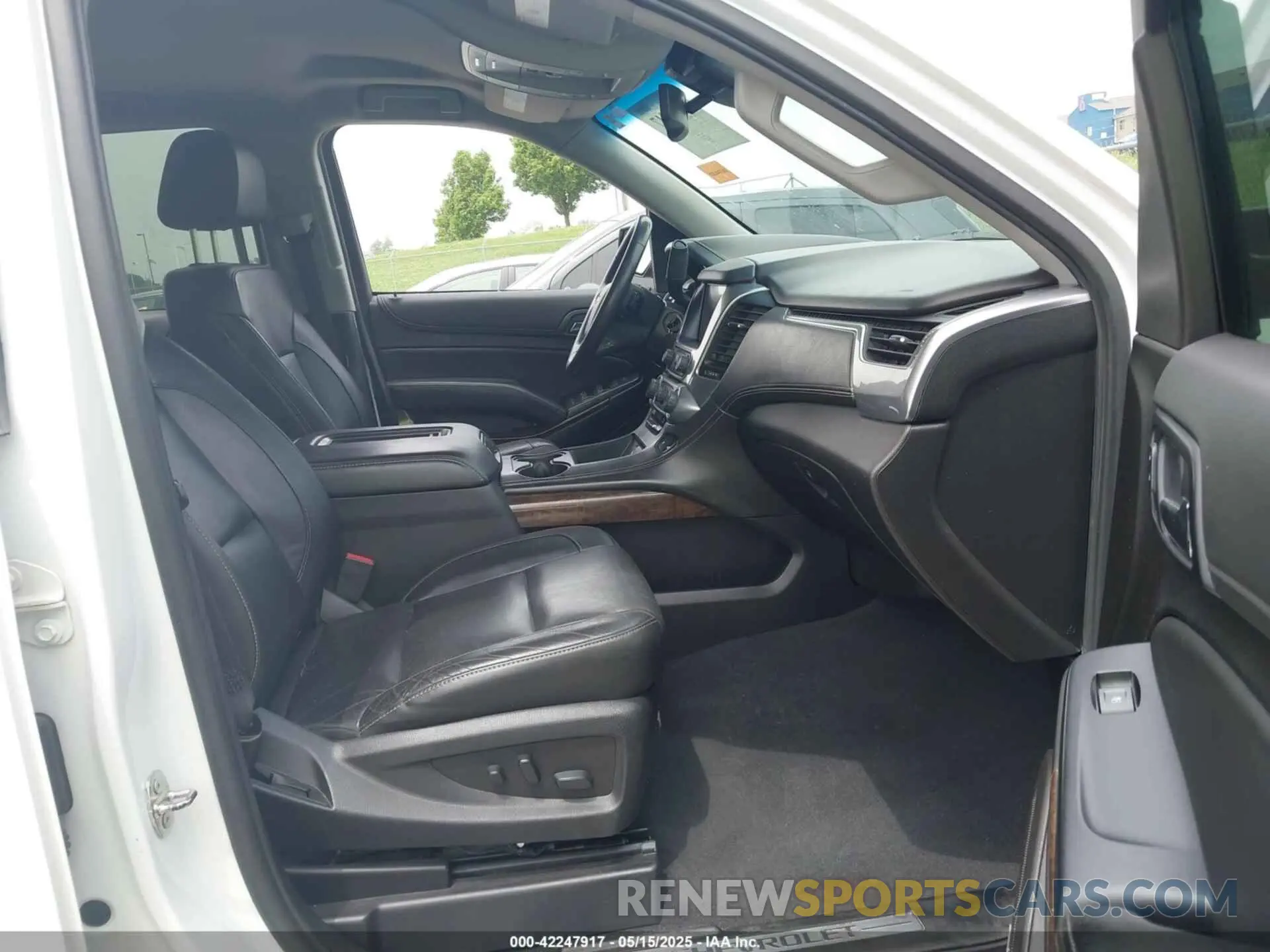 5 Photograph of a damaged car 1GNSKBKC8KR368020 CHEVROLET TAHOE 2019
