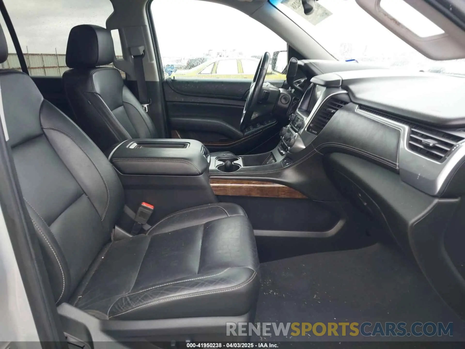 5 Photograph of a damaged car 1GNSKBKC9KR158798 CHEVROLET TAHOE 2019