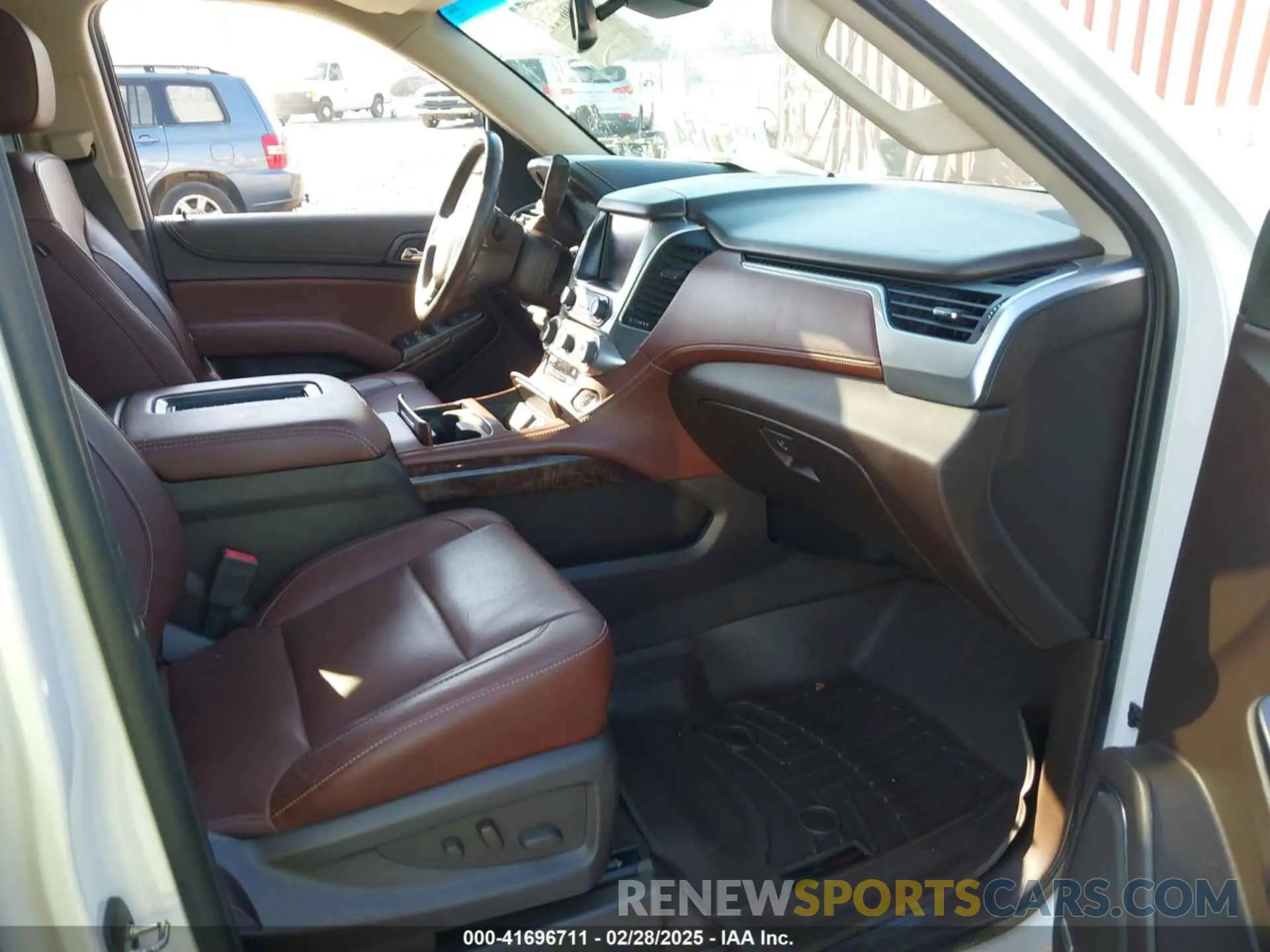 5 Photograph of a damaged car 1GNSKCKC0KR315527 CHEVROLET TAHOE 2019