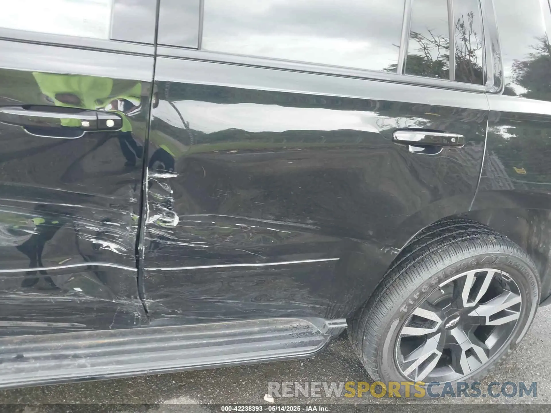 17 Photograph of a damaged car 1GNSKCKJ8KR152141 CHEVROLET TAHOE 2019