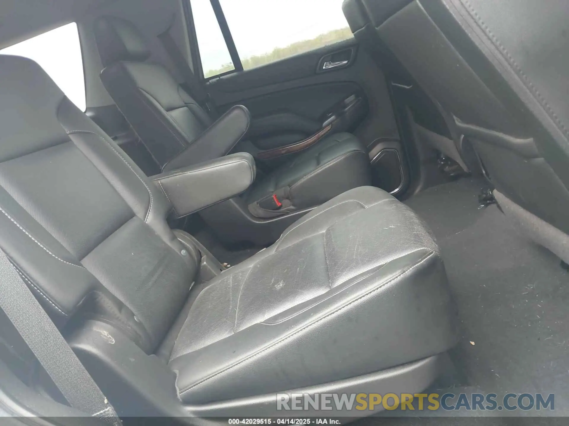 8 Photograph of a damaged car 1GNSKCKJXKR338215 CHEVROLET TAHOE 2019