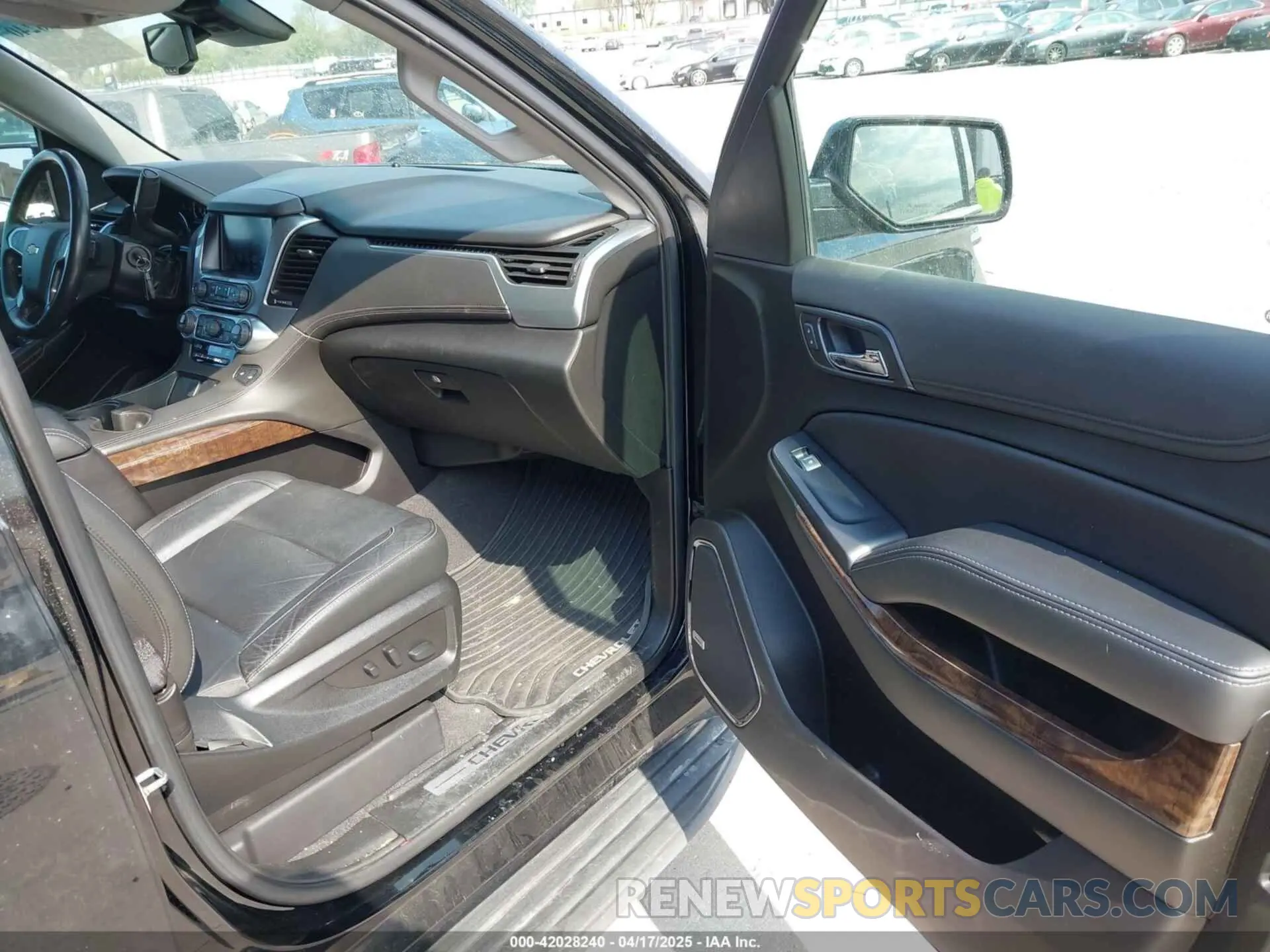 5 Photograph of a damaged car 100000000015477WI CHEVROLET TAHOE 2020