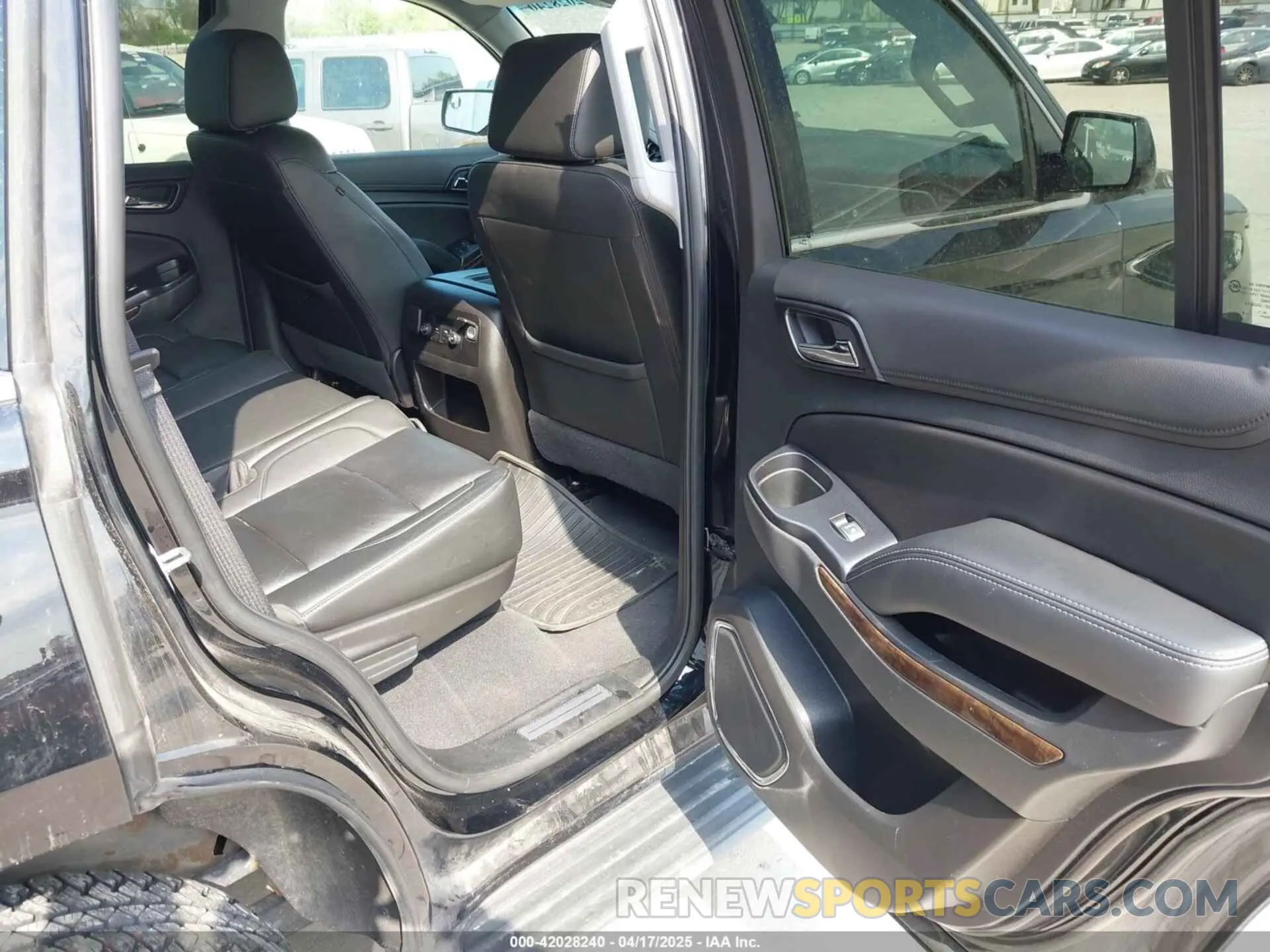 8 Photograph of a damaged car 100000000015477WI CHEVROLET TAHOE 2020