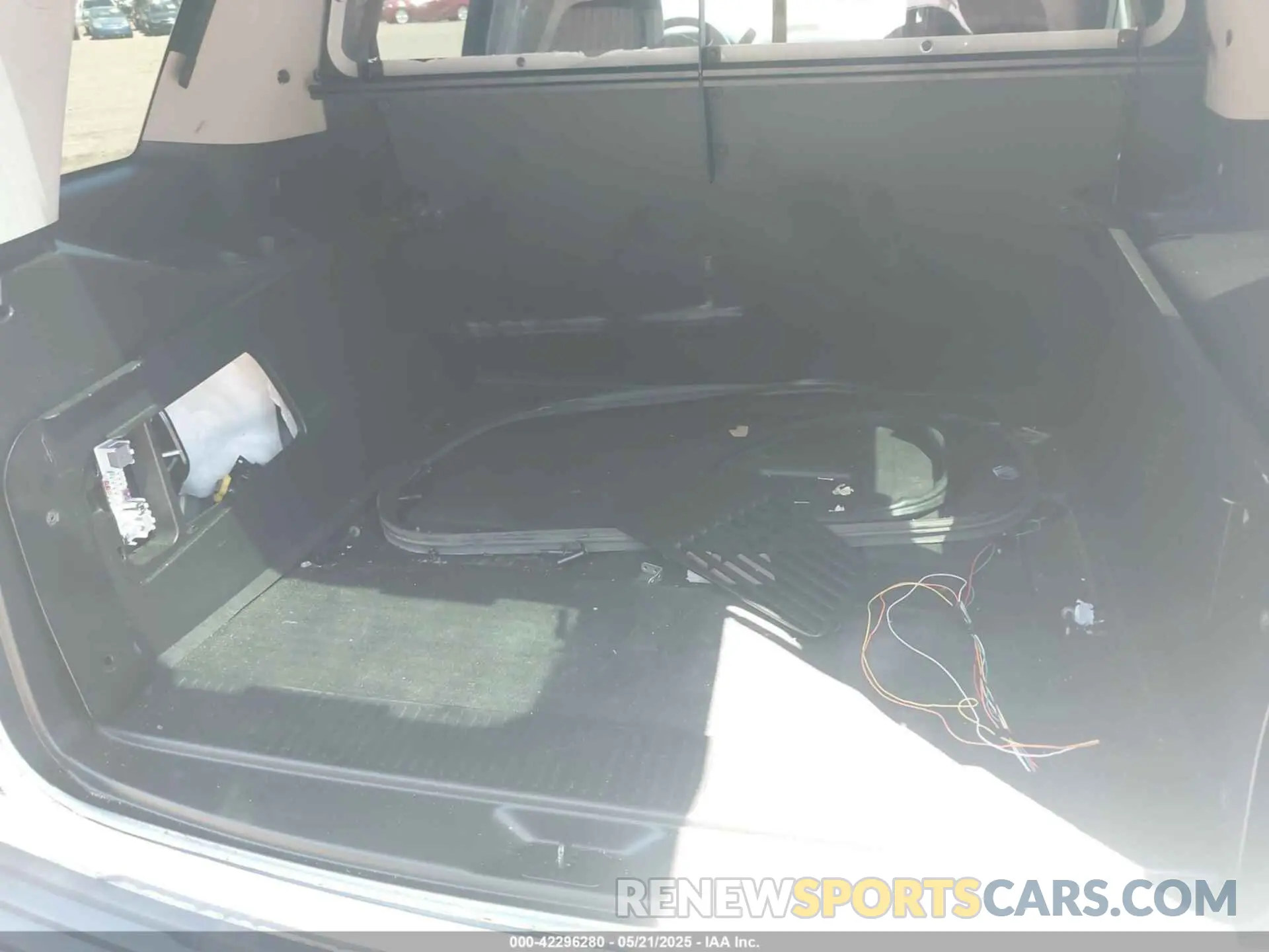 18 Photograph of a damaged car 1GNLCDEC3LR169211 CHEVROLET TAHOE 2020