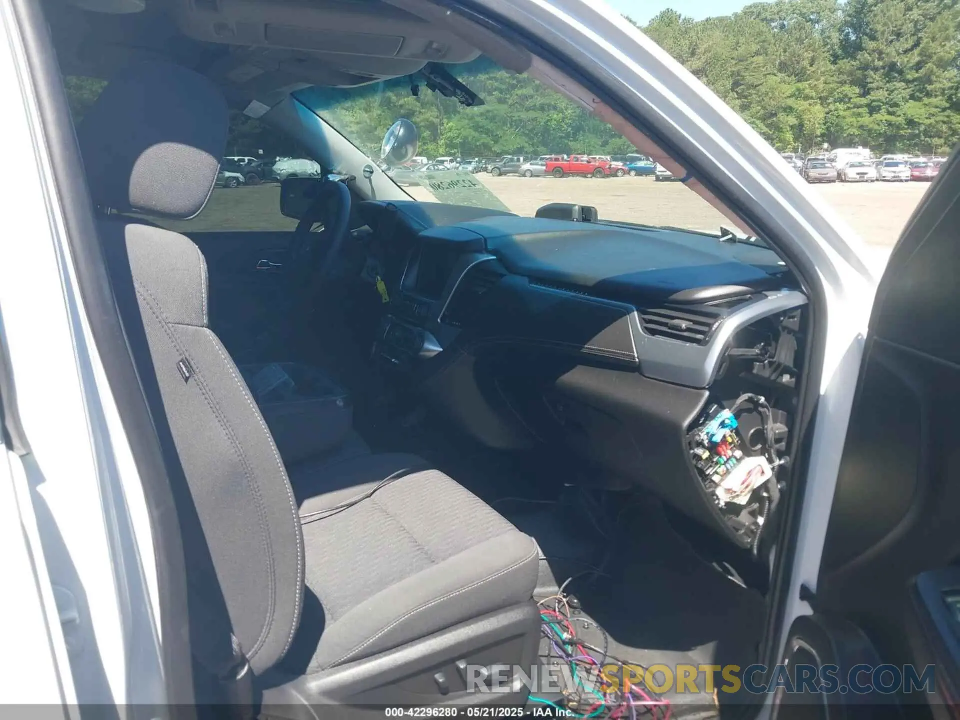 5 Photograph of a damaged car 1GNLCDEC3LR169211 CHEVROLET TAHOE 2020