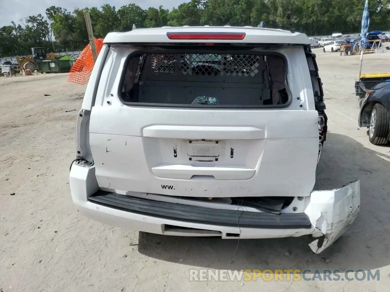 6 Photograph of a damaged car 1GNLCDEC4LR147377 CHEVROLET TAHOE 2020