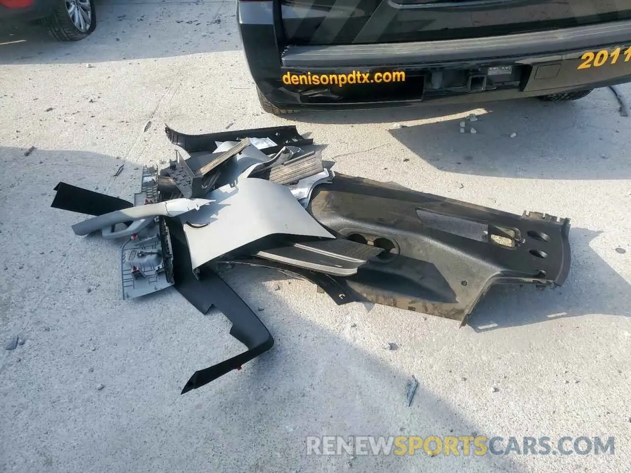 13 Photograph of a damaged car 1GNLCDEC7LR298228 CHEVROLET TAHOE 2020