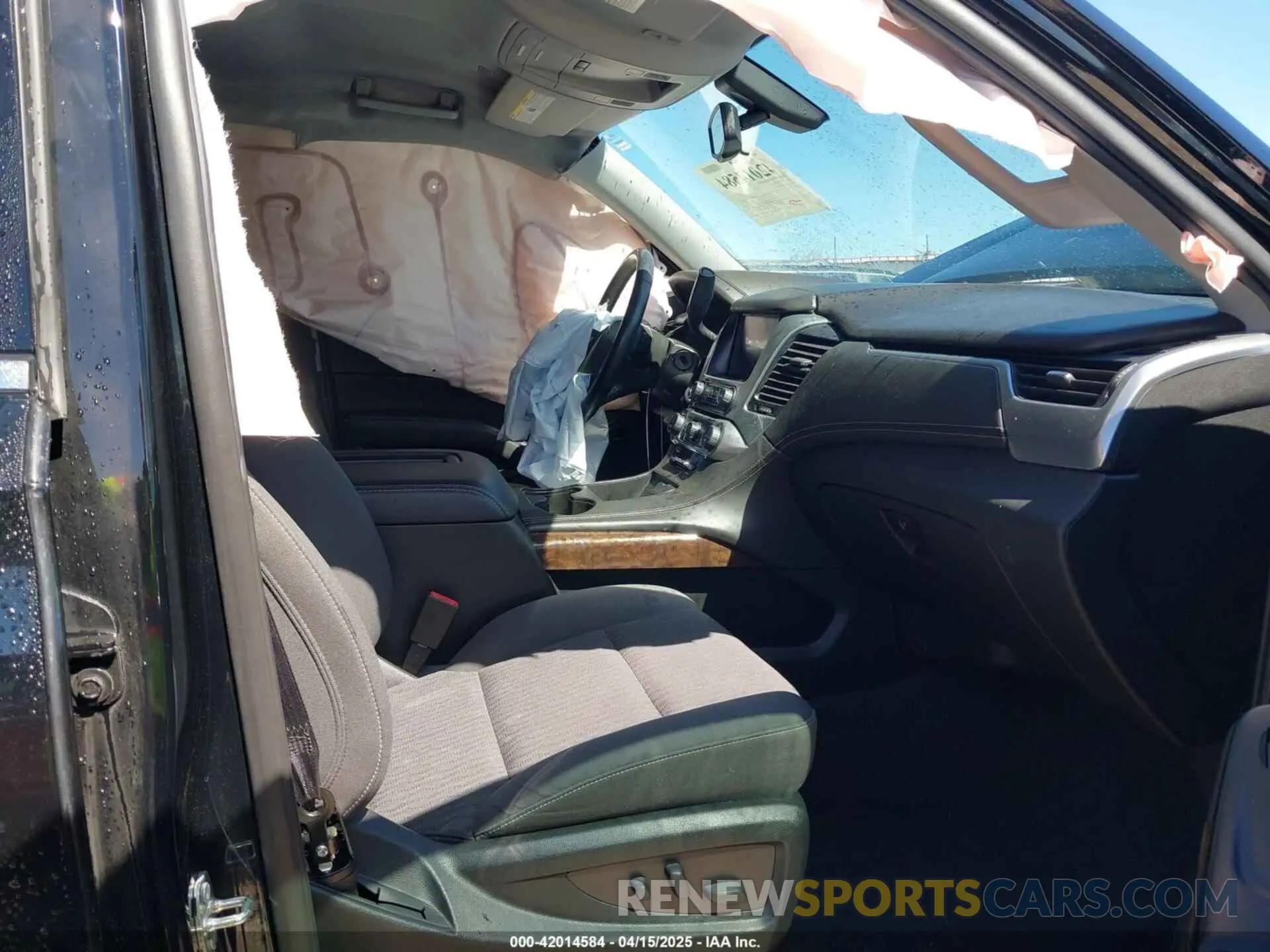5 Photograph of a damaged car 1GNSCAKC6LR293472 CHEVROLET TAHOE 2020