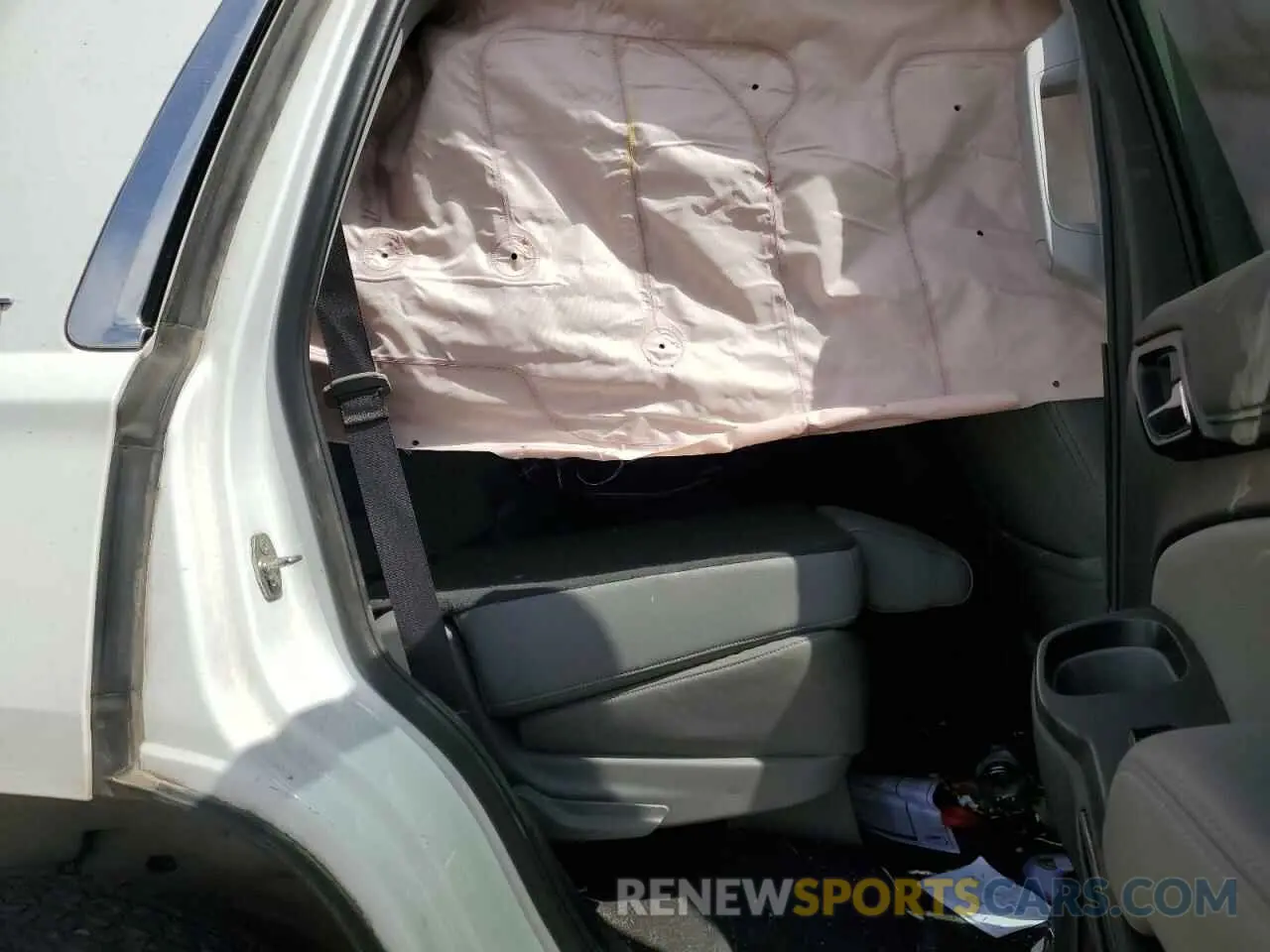 10 Photograph of a damaged car 1GNSCBKC2LR126841 CHEVROLET TAHOE 2020