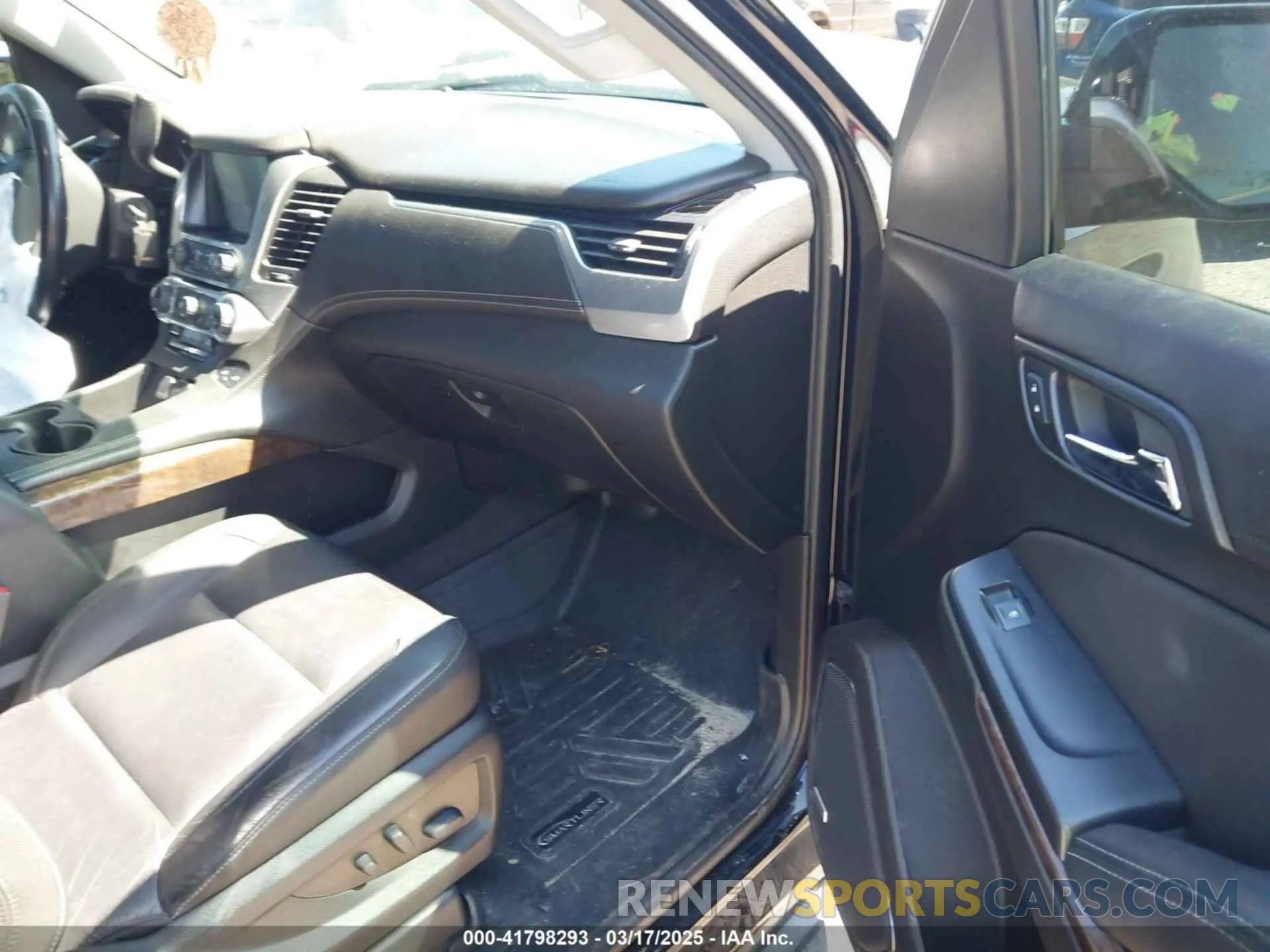 5 Photograph of a damaged car 1GNSCBKC3LR133202 CHEVROLET TAHOE 2020