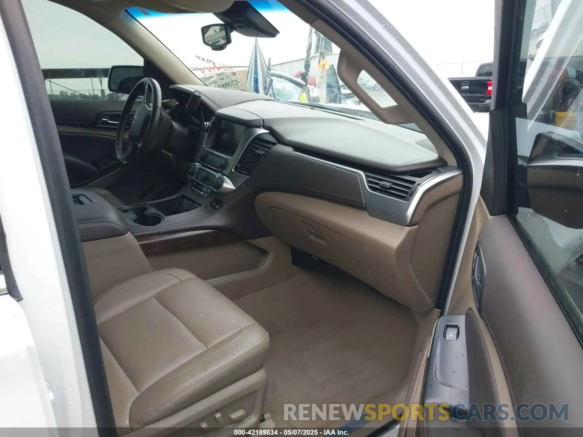 5 Photograph of a damaged car 1GNSCBKC5LR294926 CHEVROLET TAHOE 2020
