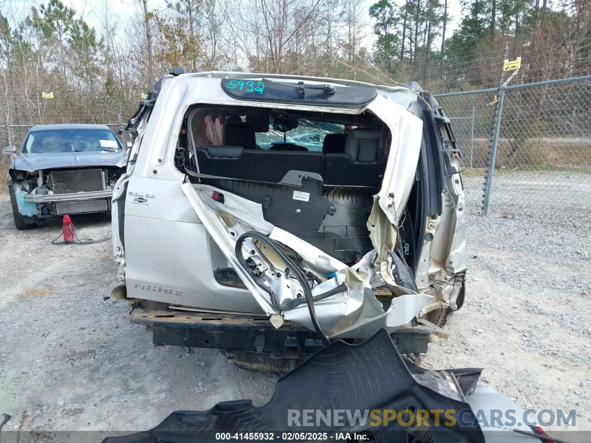 16 Photograph of a damaged car 1GNSCBKC8LR221971 CHEVROLET TAHOE 2020
