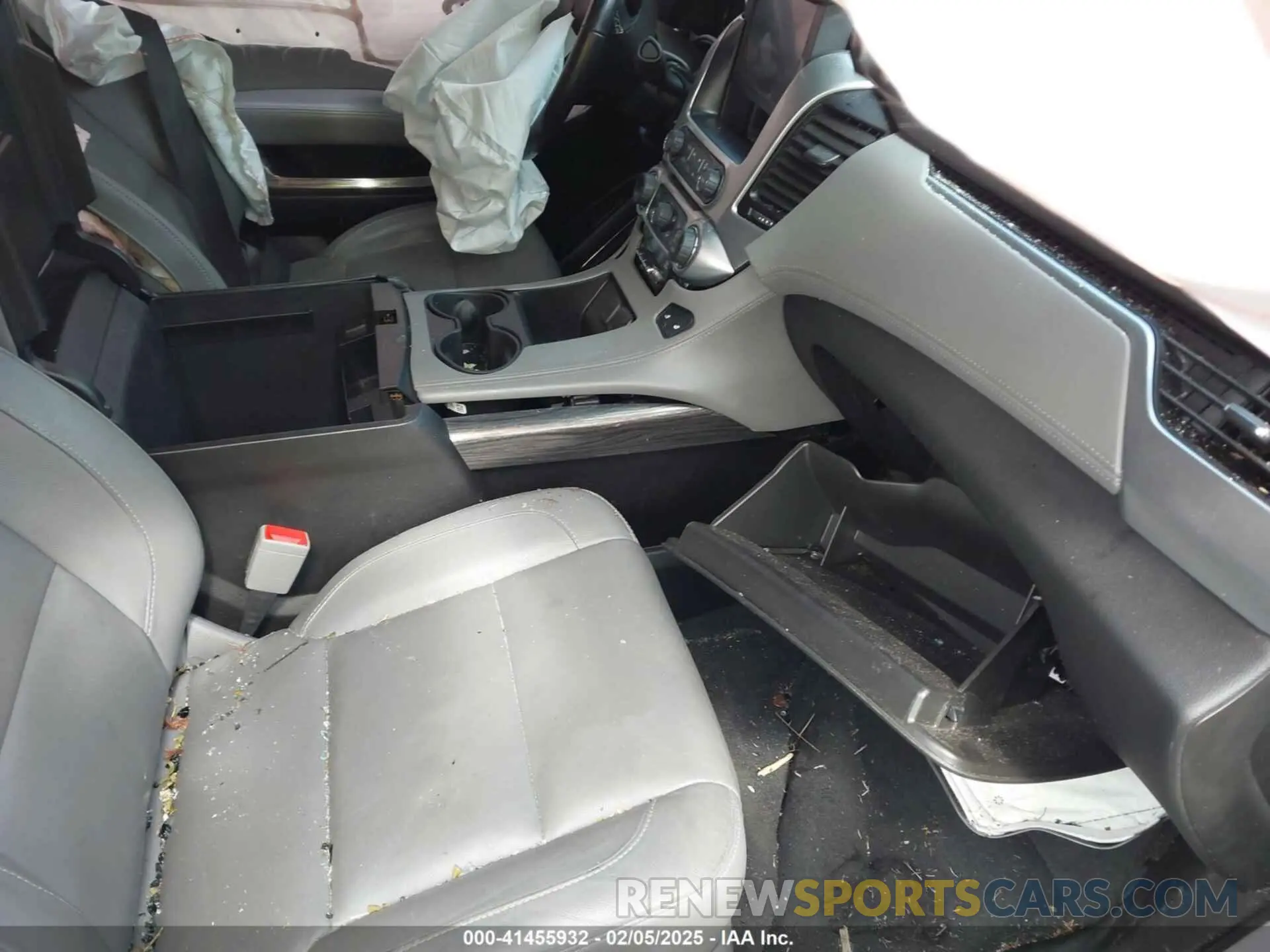 5 Photograph of a damaged car 1GNSCBKC8LR221971 CHEVROLET TAHOE 2020