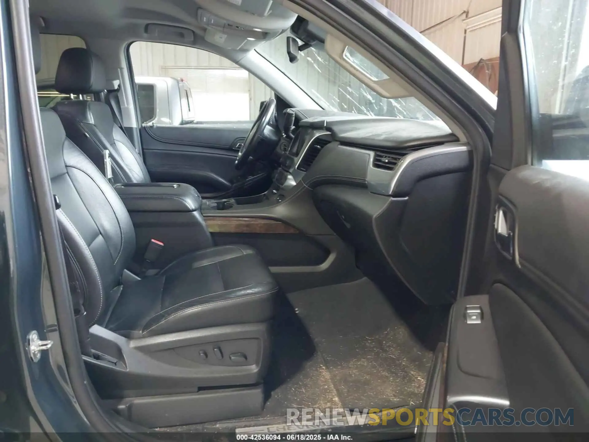 5 Photograph of a damaged car 1GNSKBKC3LR161181 CHEVROLET TAHOE 2020
