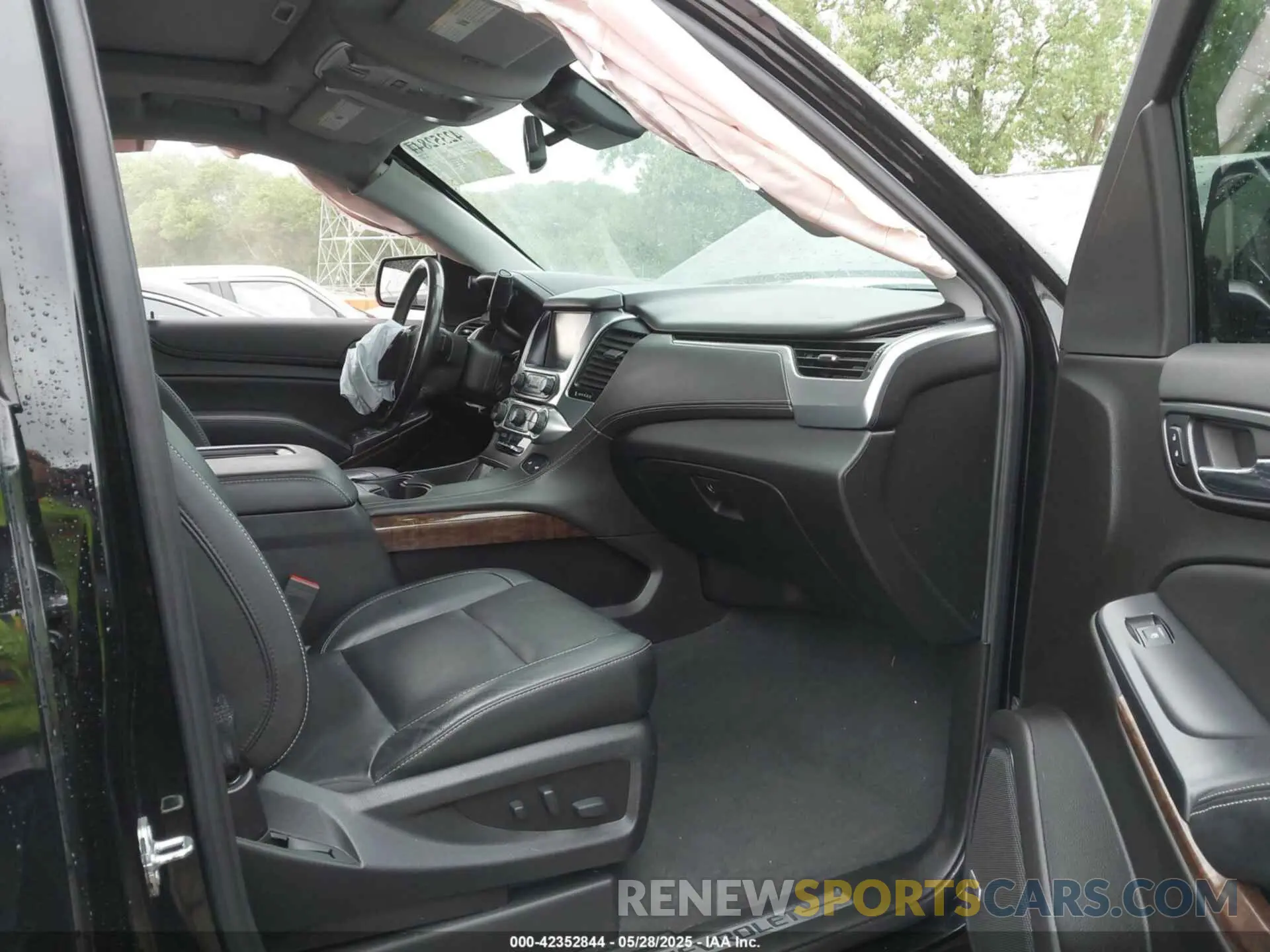 5 Photograph of a damaged car 1GNSKBKC8LR299525 CHEVROLET TAHOE 2020