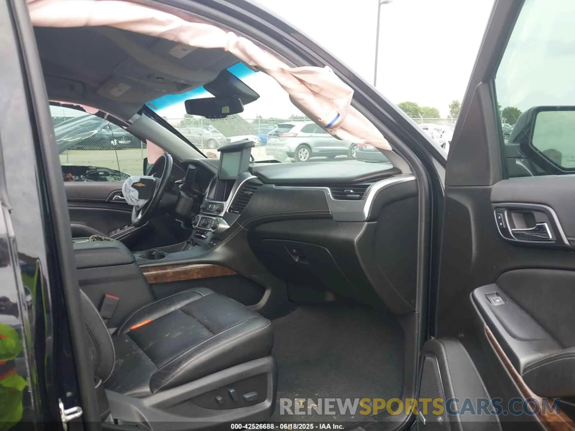 5 Photograph of a damaged car 1GNSKBKC9LR129187 CHEVROLET TAHOE 2020