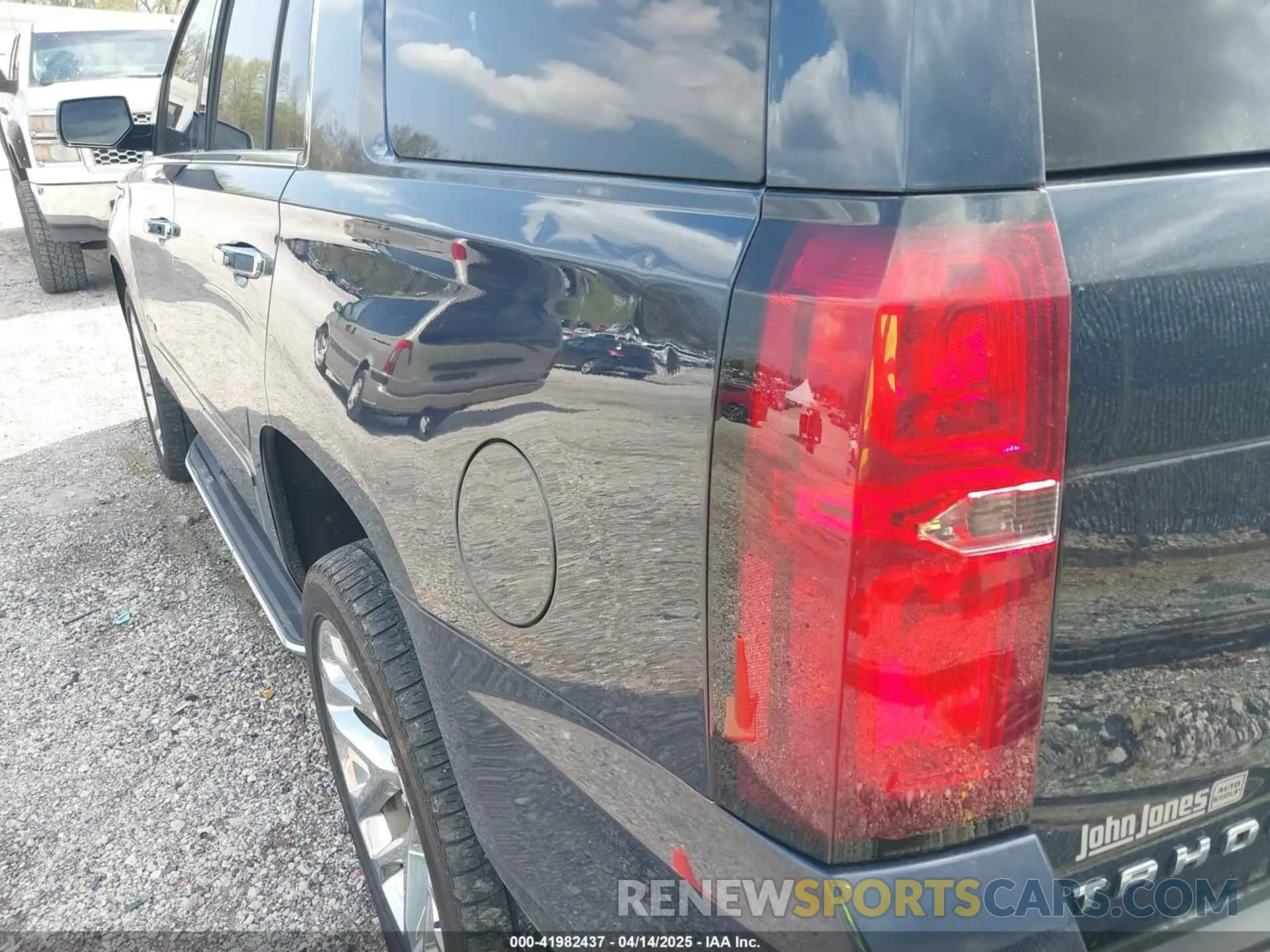 19 Photograph of a damaged car 1GNSKCKC8LR136735 CHEVROLET TAHOE 2020