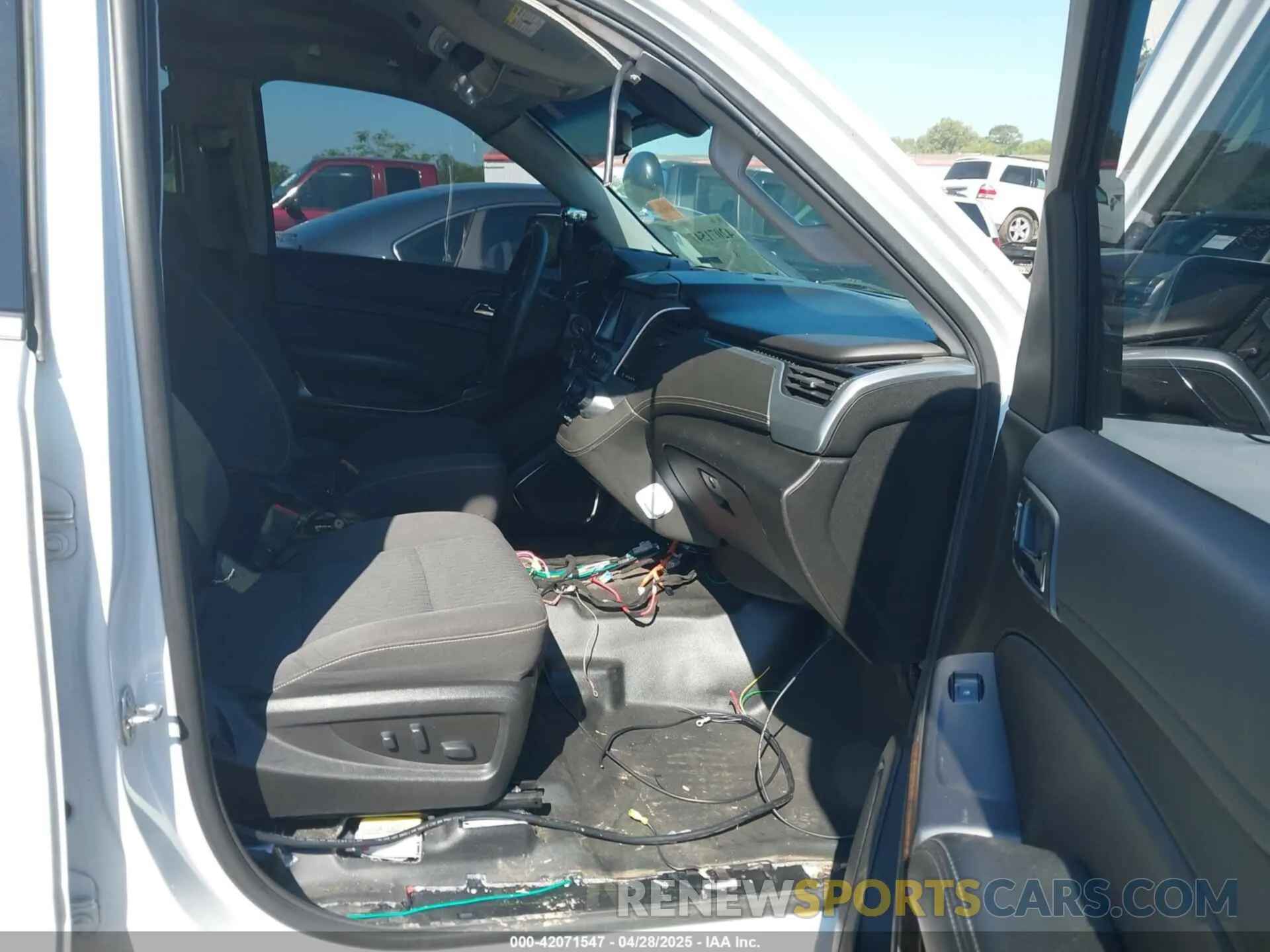 5 Photograph of a damaged car 1GNSKDEC7LR124772 CHEVROLET TAHOE 2020