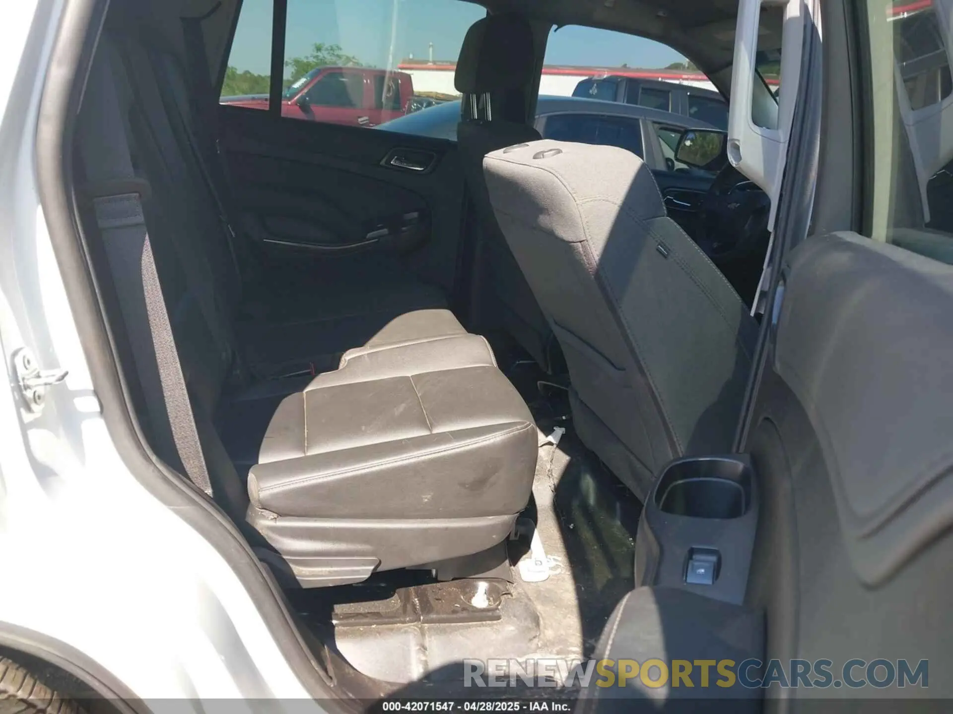 8 Photograph of a damaged car 1GNSKDEC7LR124772 CHEVROLET TAHOE 2020