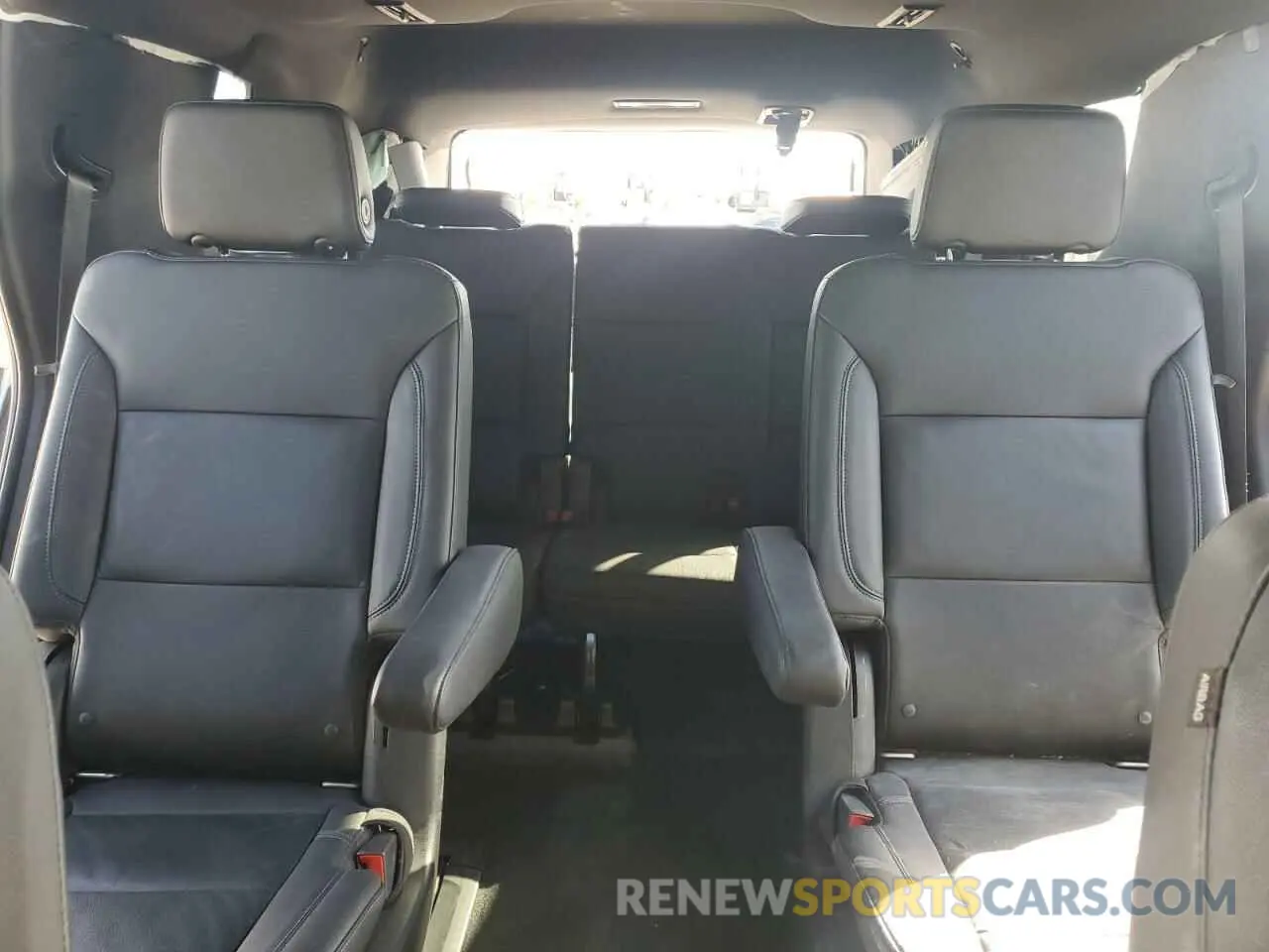 10 Photograph of a damaged car 1GNSCNKD7MR136017 CHEVROLET TAHOE 2021