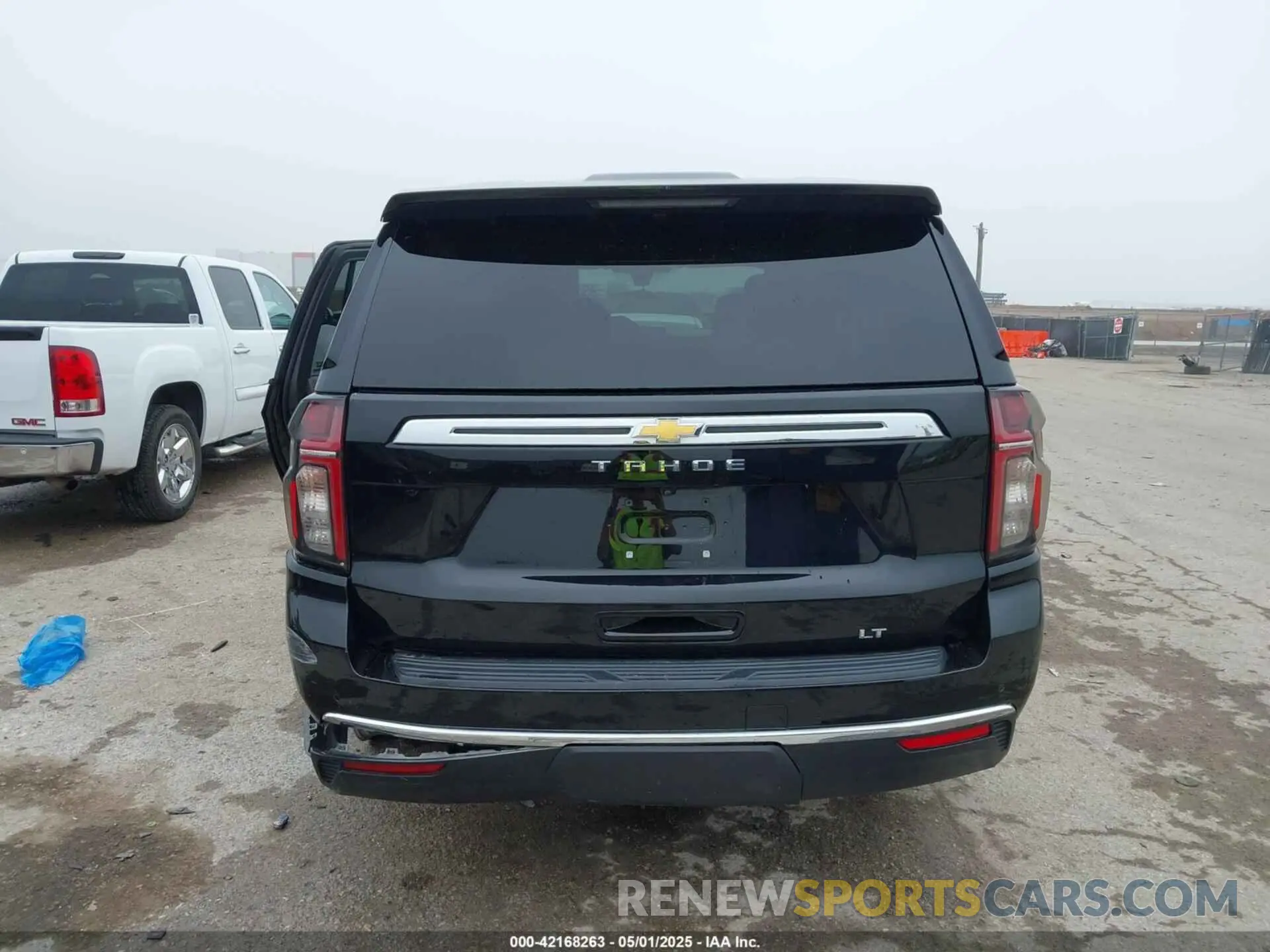17 Photograph of a damaged car 1GNSCNKDXMR172381 CHEVROLET TAHOE 2021