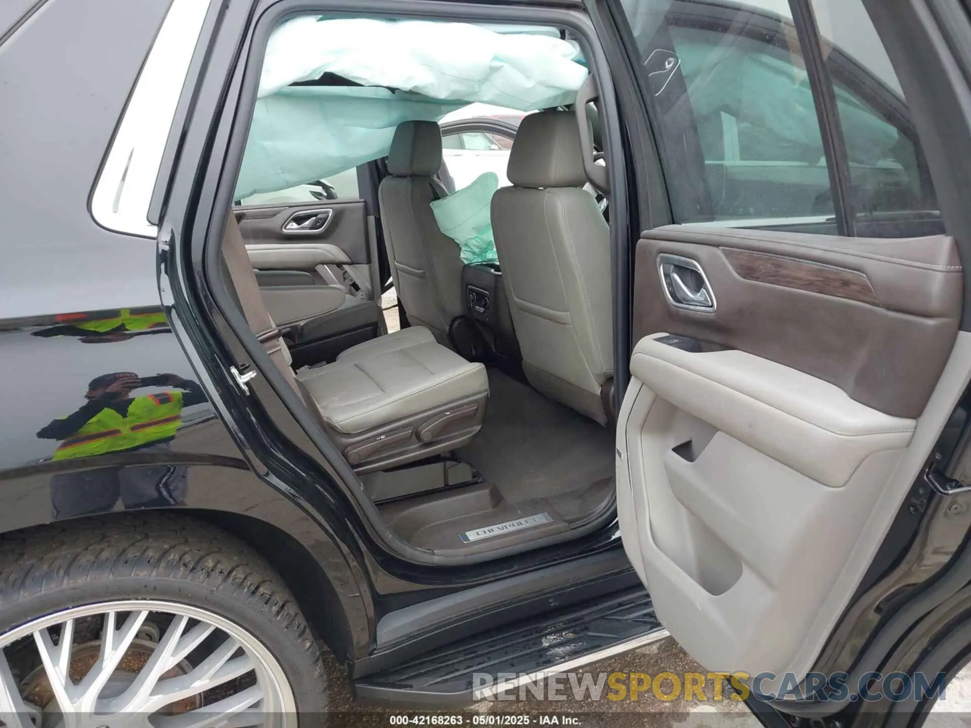 8 Photograph of a damaged car 1GNSCNKDXMR172381 CHEVROLET TAHOE 2021