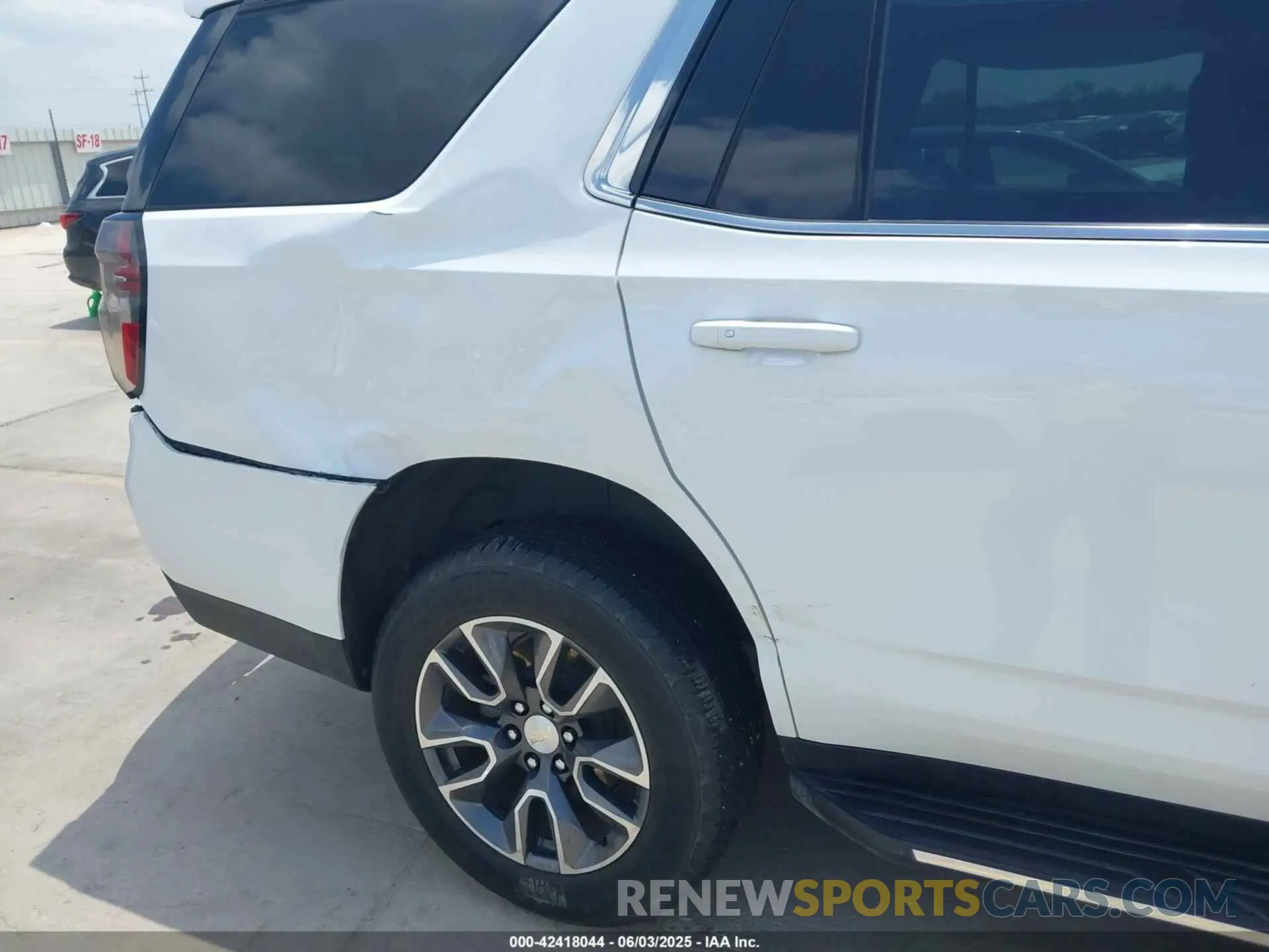 18 Photograph of a damaged car 1GNSKNKD0MR488813 CHEVROLET TAHOE 2021