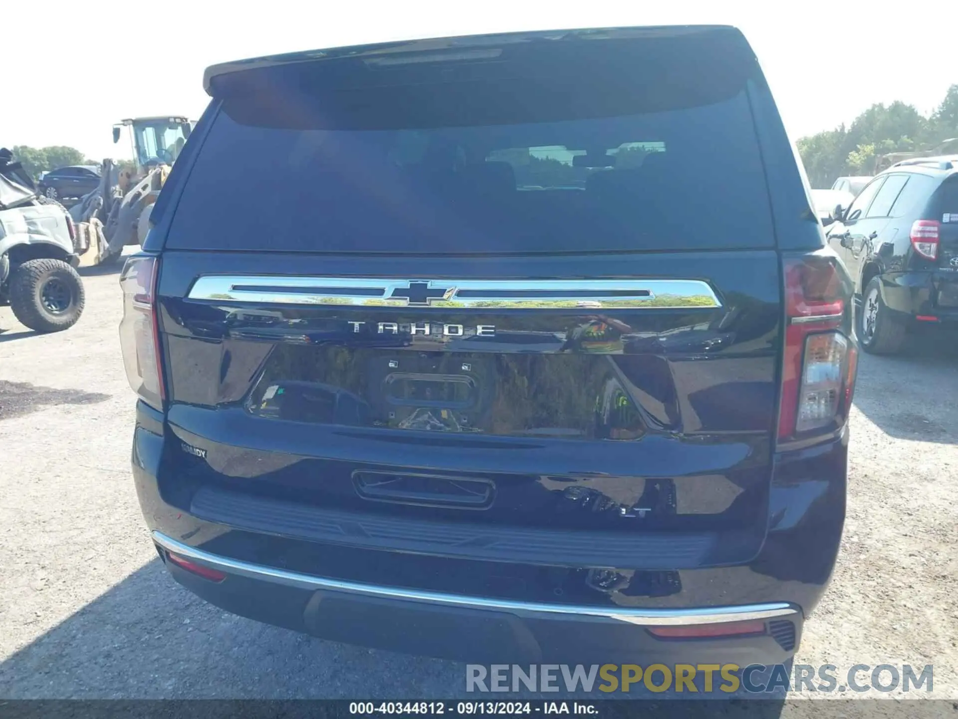 17 Photograph of a damaged car 1GNSKNKD8MR485559 CHEVROLET TAHOE 2021
