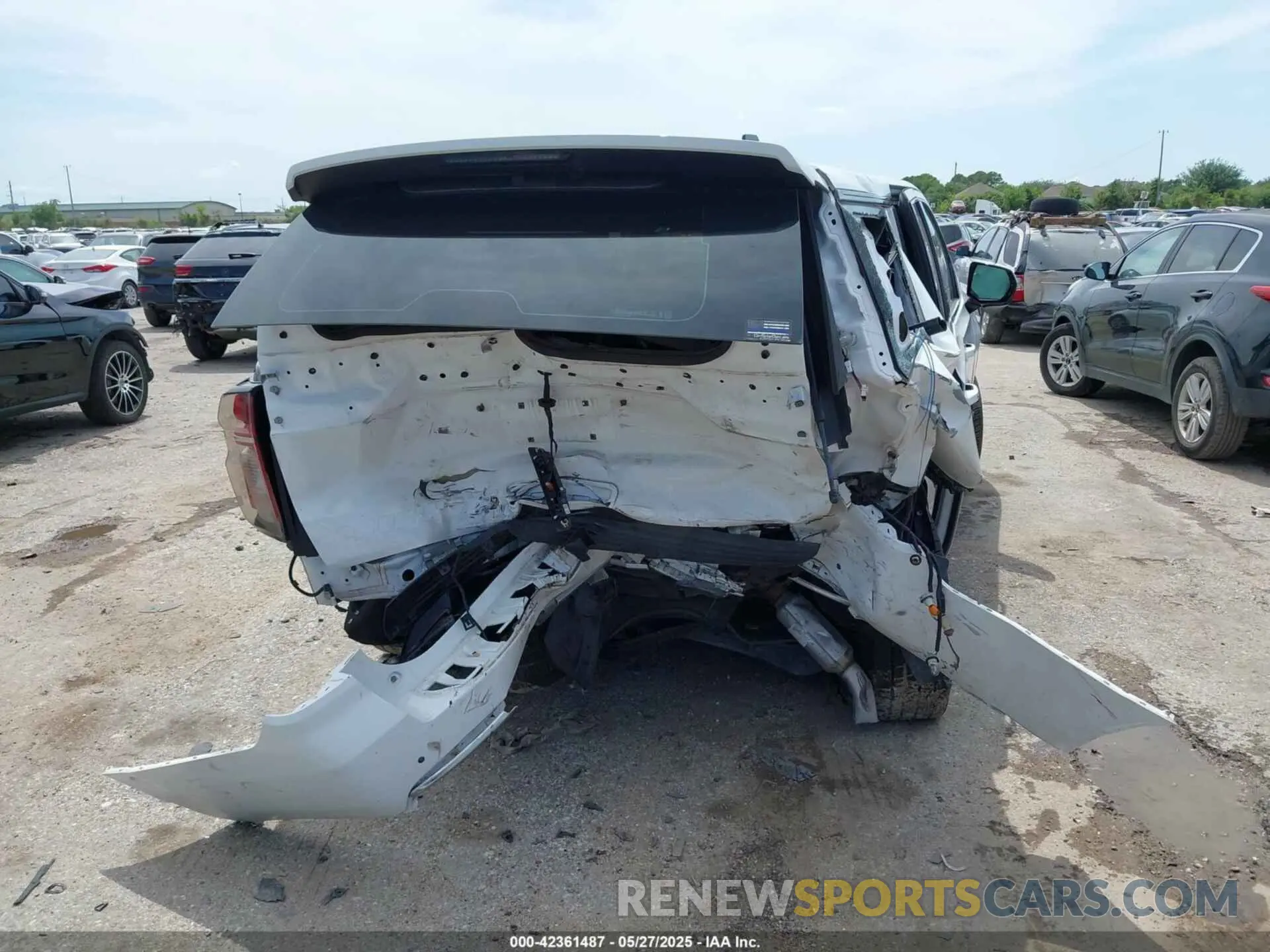 15 Photograph of a damaged car 1GNSCLED3NR129342 CHEVROLET TAHOE 2022