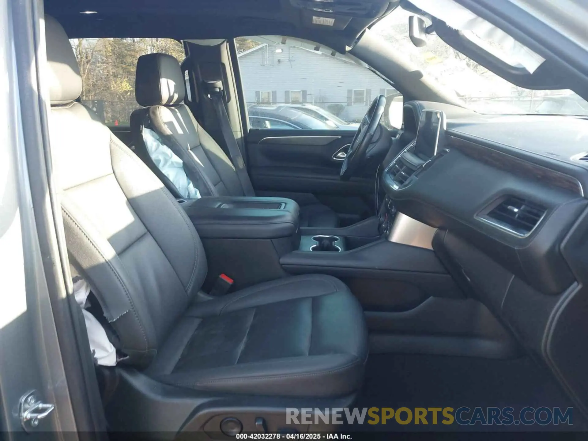 5 Photograph of a damaged car 1GNSKPKD7NR323760 CHEVROLET TAHOE 2022
