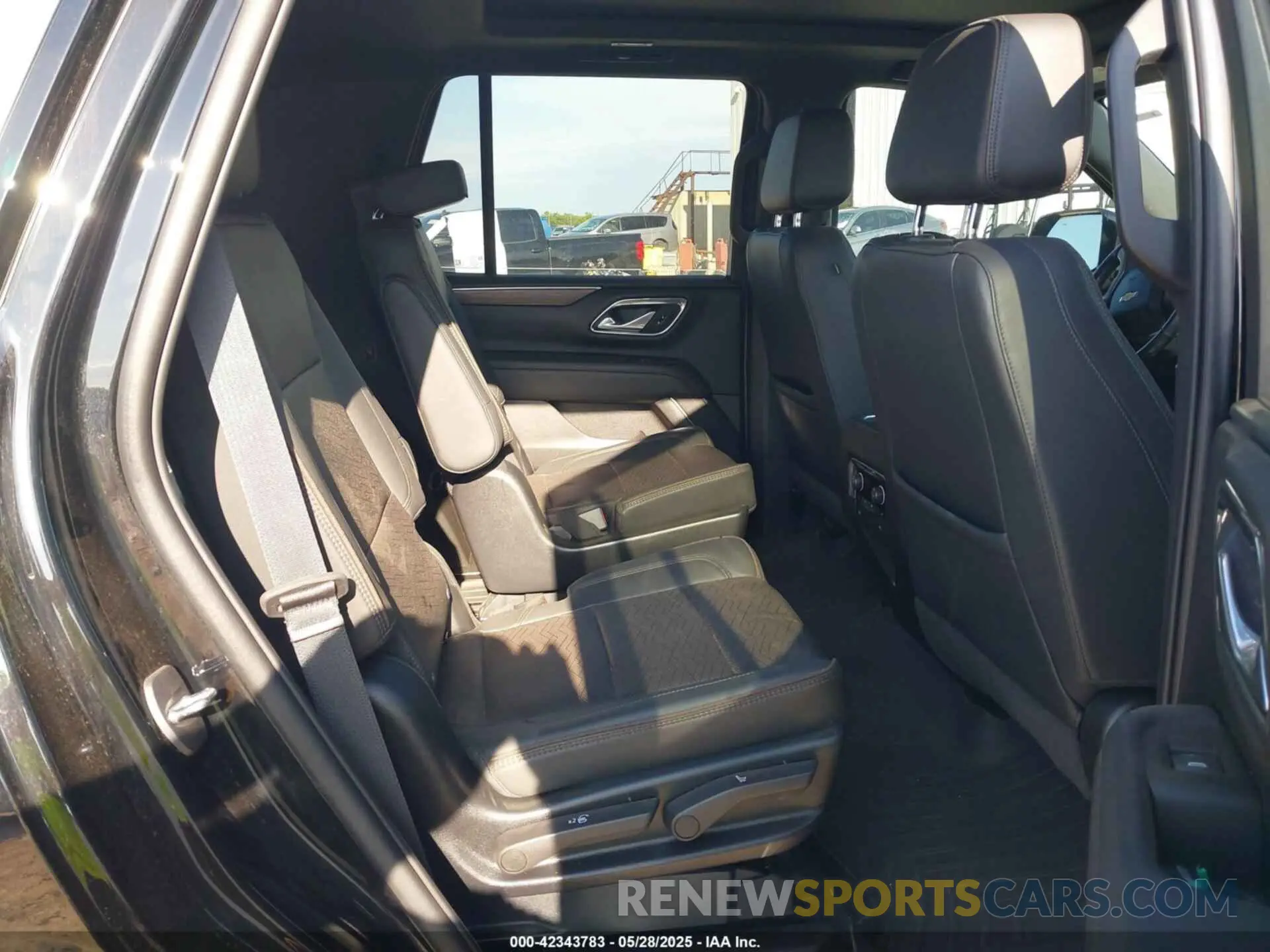 8 Photograph of a damaged car 1GNSKTKL5NR360192 CHEVROLET TAHOE 2022