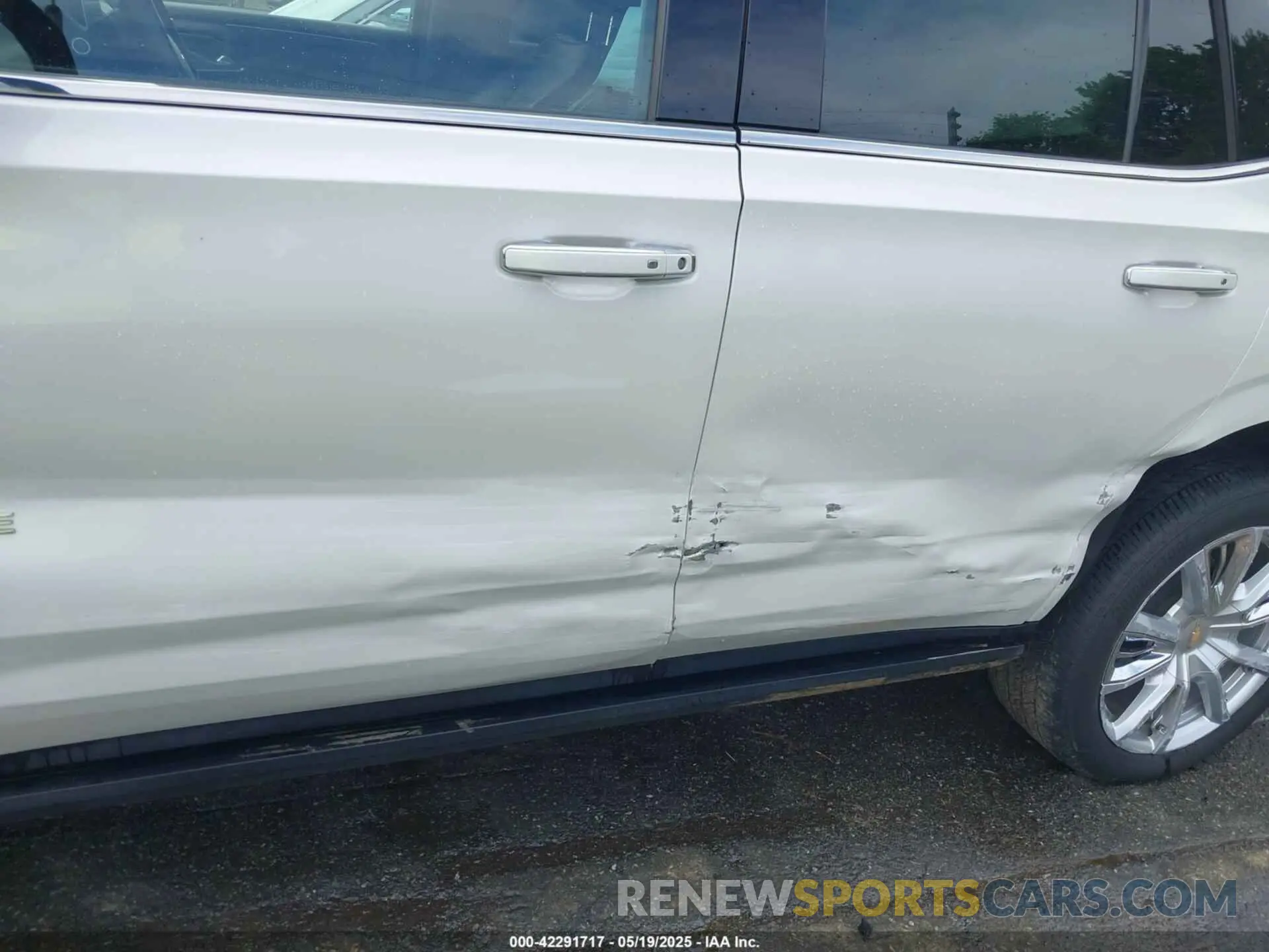 17 Photograph of a damaged car 1GNSKTKL9NR261567 CHEVROLET TAHOE 2022
