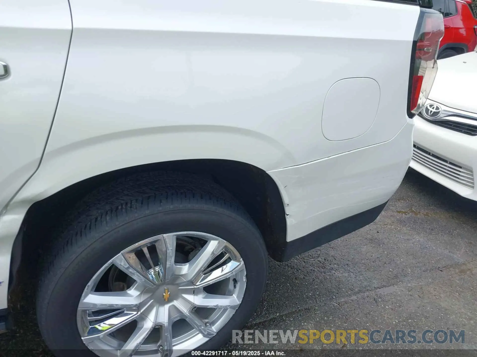 18 Photograph of a damaged car 1GNSKTKL9NR261567 CHEVROLET TAHOE 2022