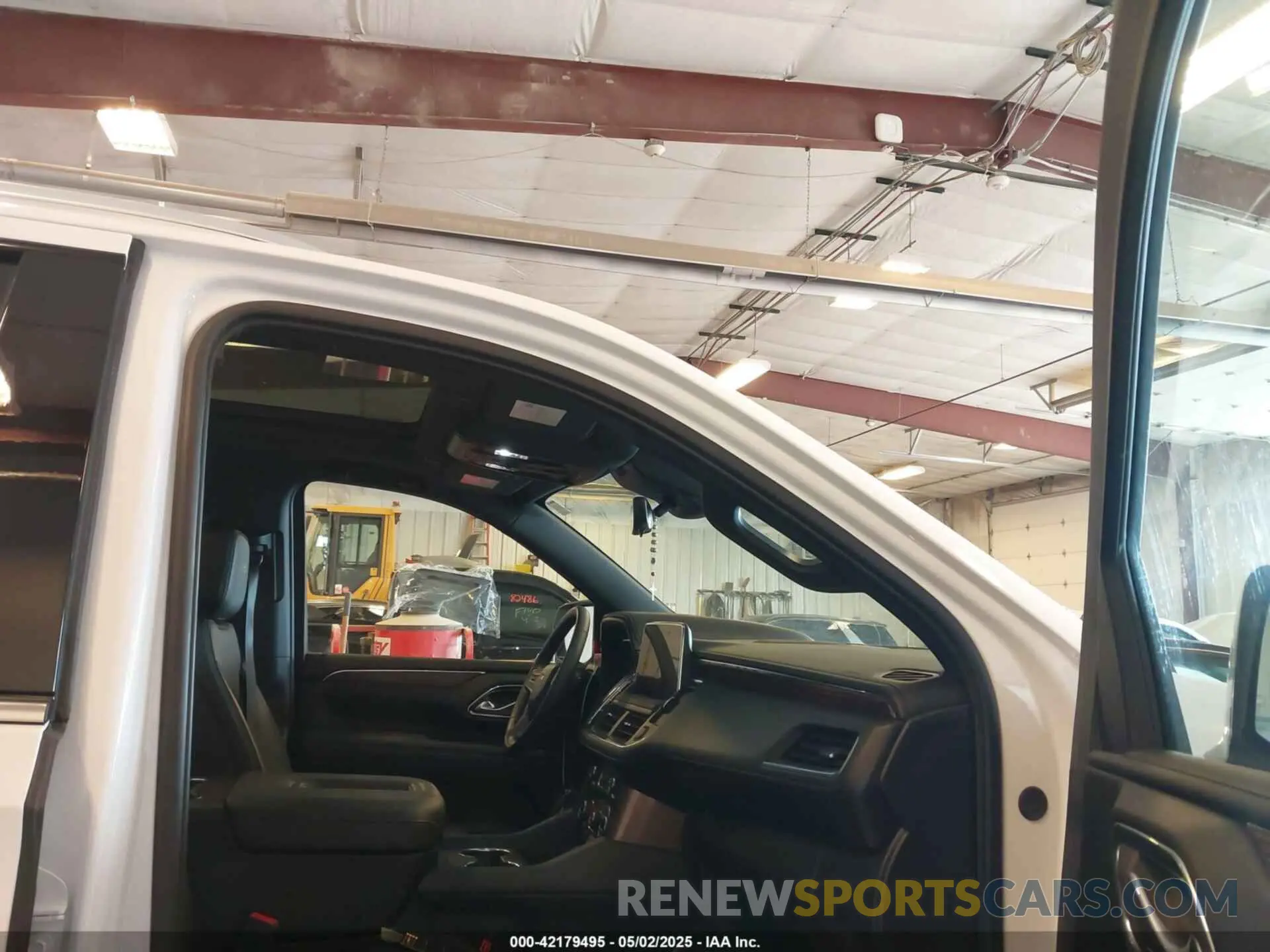 5 Photograph of a damaged car 1GNSKTKL0PR533720 CHEVROLET TAHOE 2023