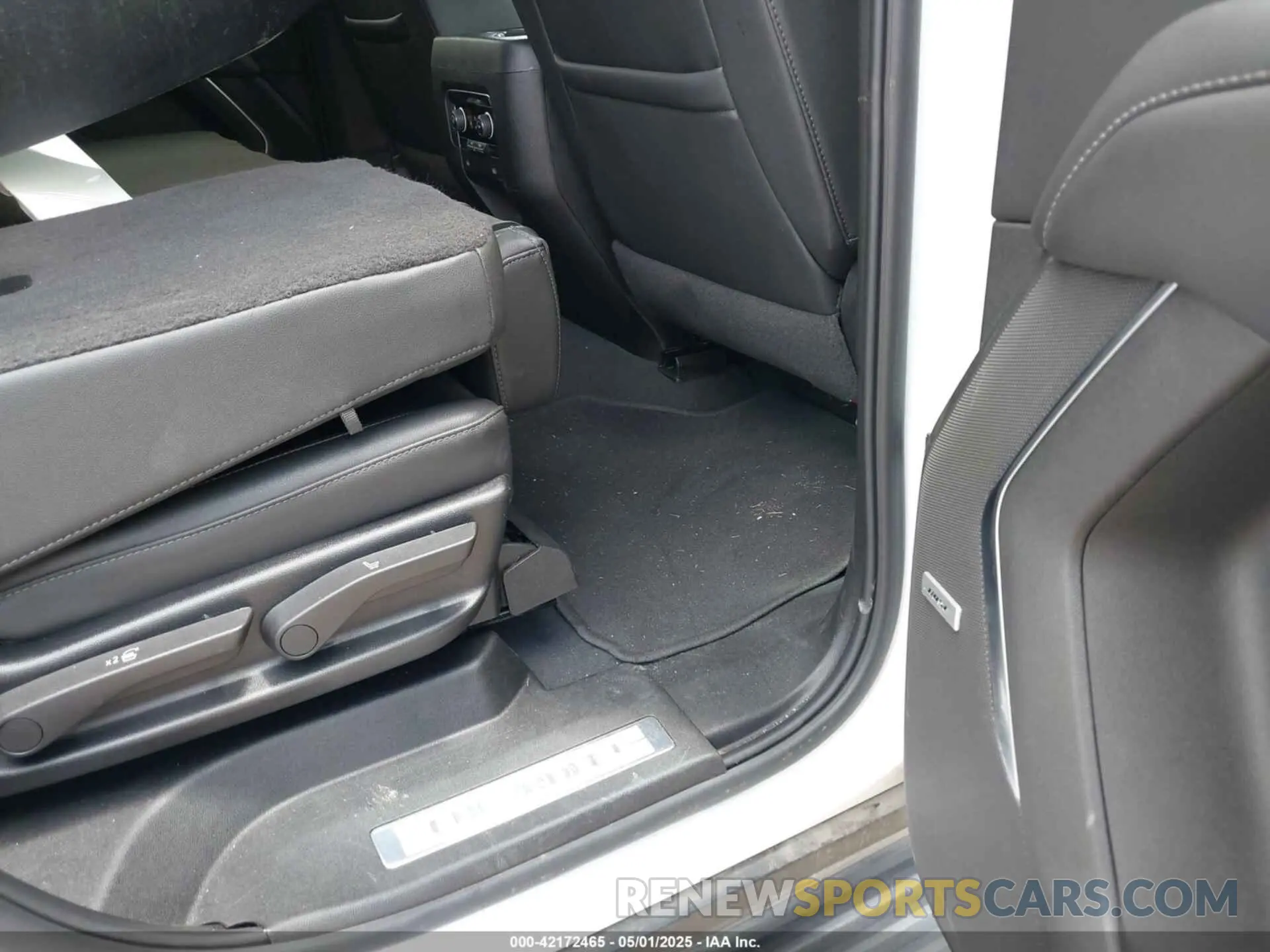 8 Photograph of a damaged car 1GNSCNKD2RR279514 CHEVROLET TAHOE 2024