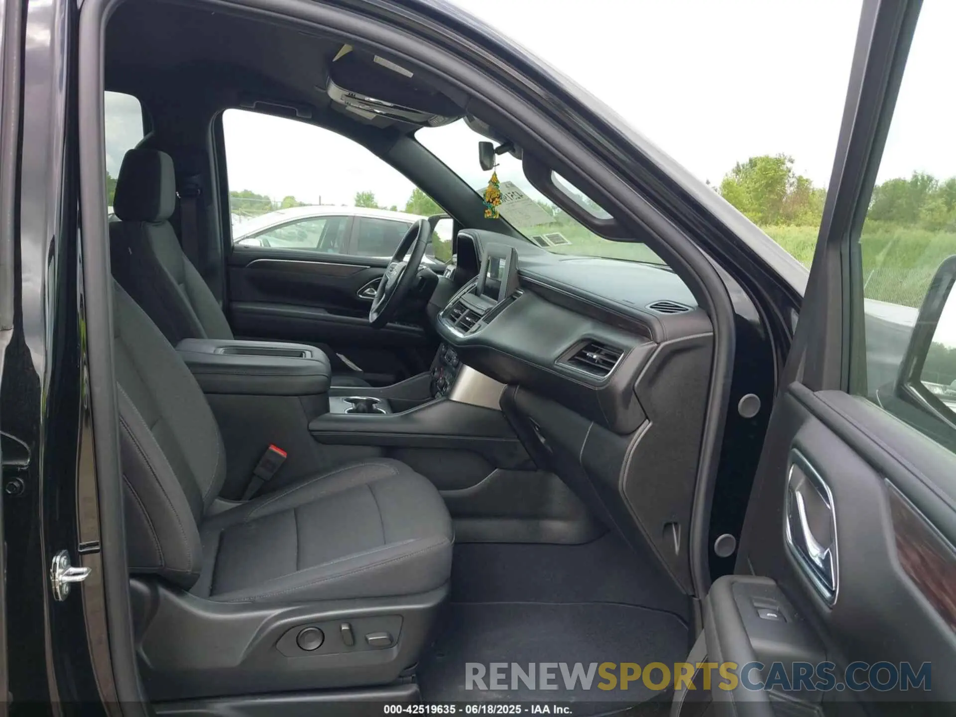 5 Photograph of a damaged car 1GNSKMKD6RR364739 CHEVROLET TAHOE 2024