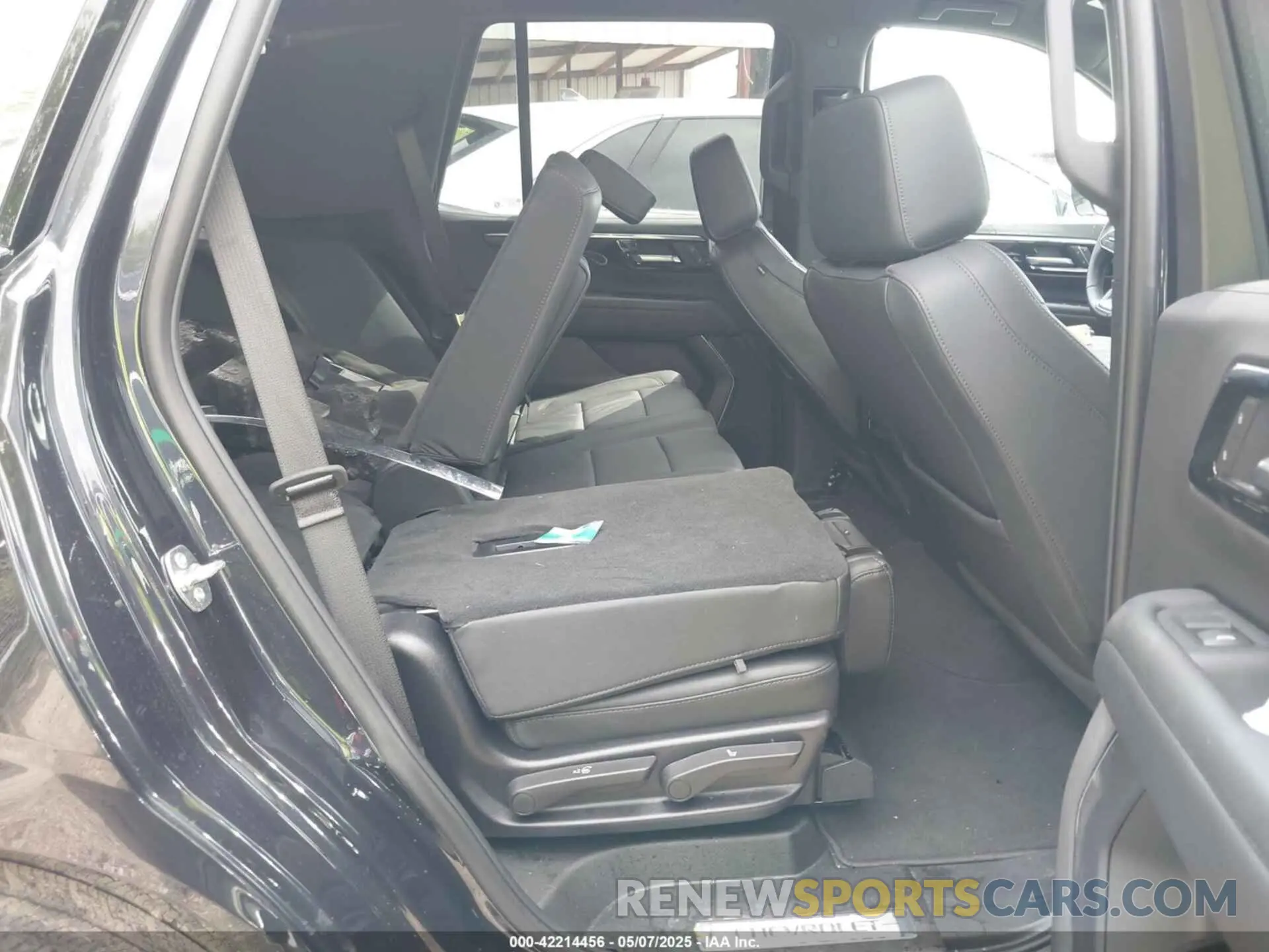 8 Photograph of a damaged car 1GNS5NRD5SR194186 CHEVROLET TAHOE 2025