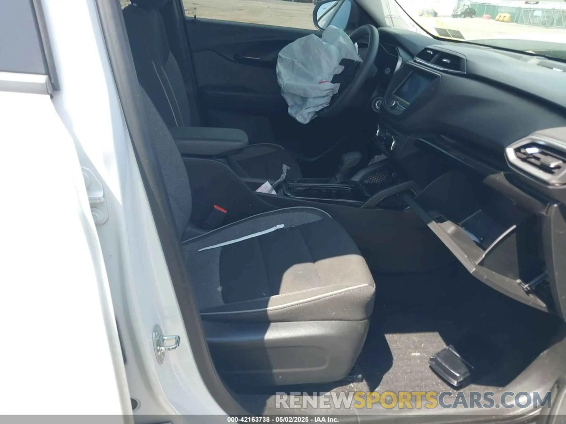 5 Photograph of a damaged car KL79MNSL1MB138377 CHEVROLET TRAILBLAZER 2021