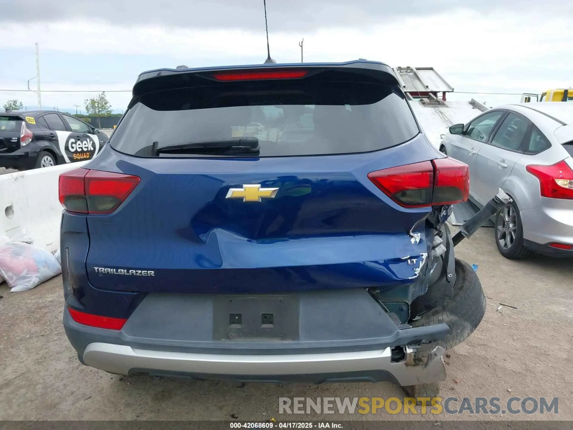 17 Photograph of a damaged car KL79MPSL7NB054433 CHEVROLET TRAILBLAZER 2022
