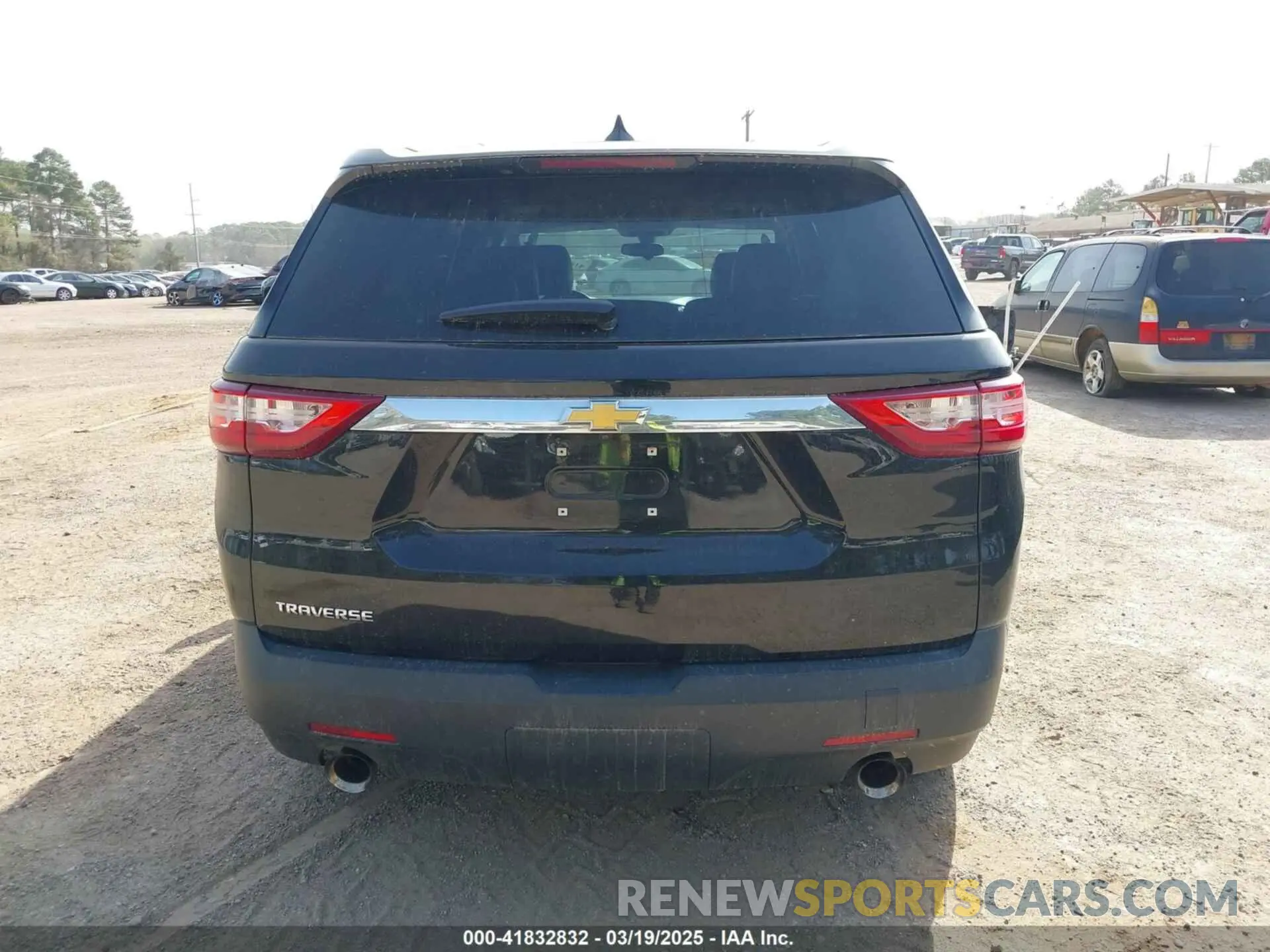 17 Photograph of a damaged car 1GNERFKW0KJ165566 CHEVROLET TRAVERSE 2019