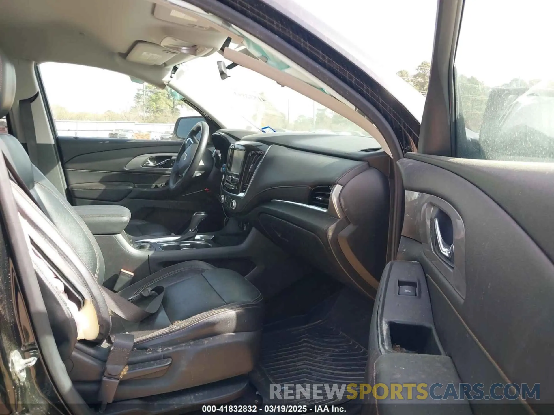 5 Photograph of a damaged car 1GNERFKW0KJ165566 CHEVROLET TRAVERSE 2019
