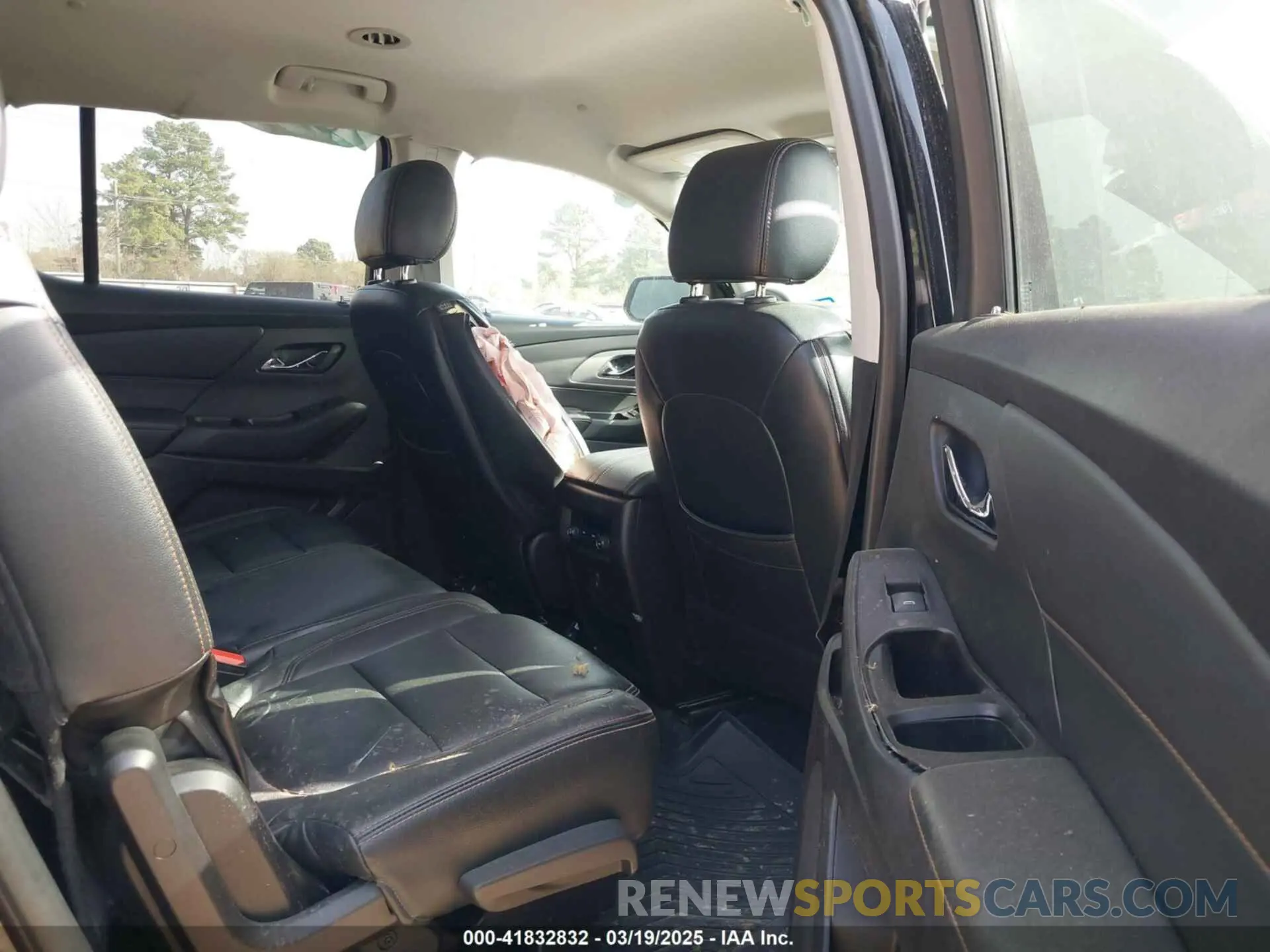 8 Photograph of a damaged car 1GNERFKW0KJ165566 CHEVROLET TRAVERSE 2019