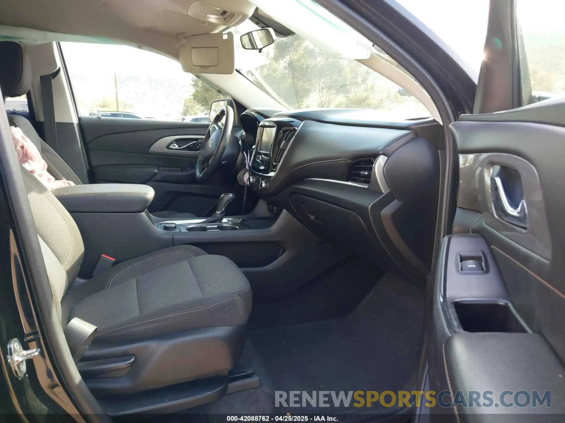 5 Photograph of a damaged car 1GNERFKW2KJ105630 CHEVROLET TRAVERSE 2019