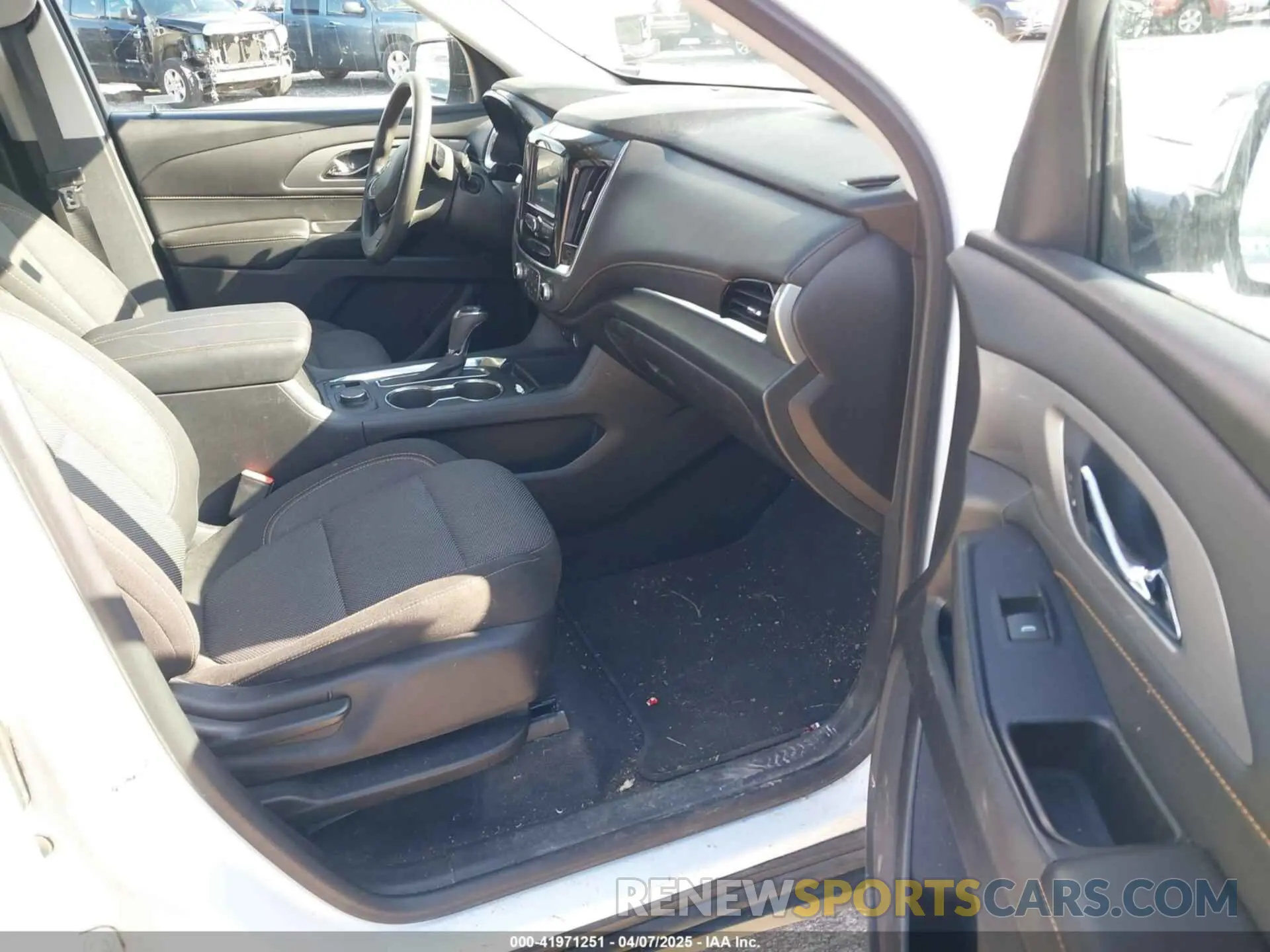 5 Photograph of a damaged car 1GNERFKW3KJ168123 CHEVROLET TRAVERSE 2019