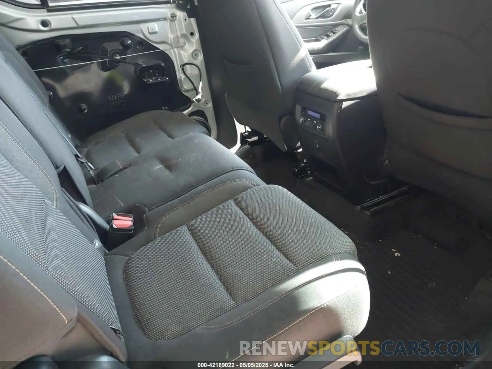 8 Photograph of a damaged car 1GNERFKW7KJ161952 CHEVROLET TRAVERSE 2019