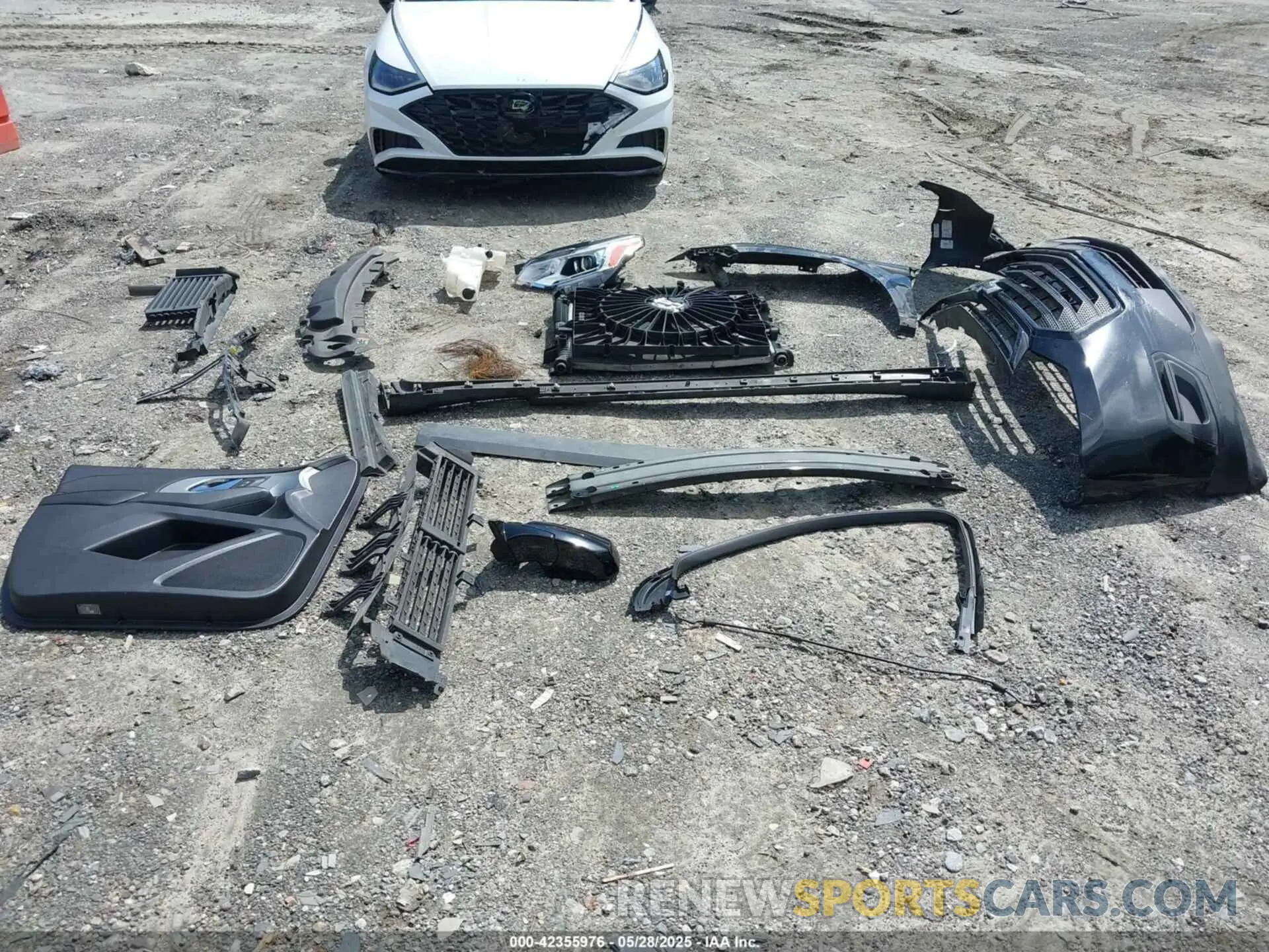 12 Photograph of a damaged car 1GNERFKW7KJ256625 CHEVROLET TRAVERSE 2019